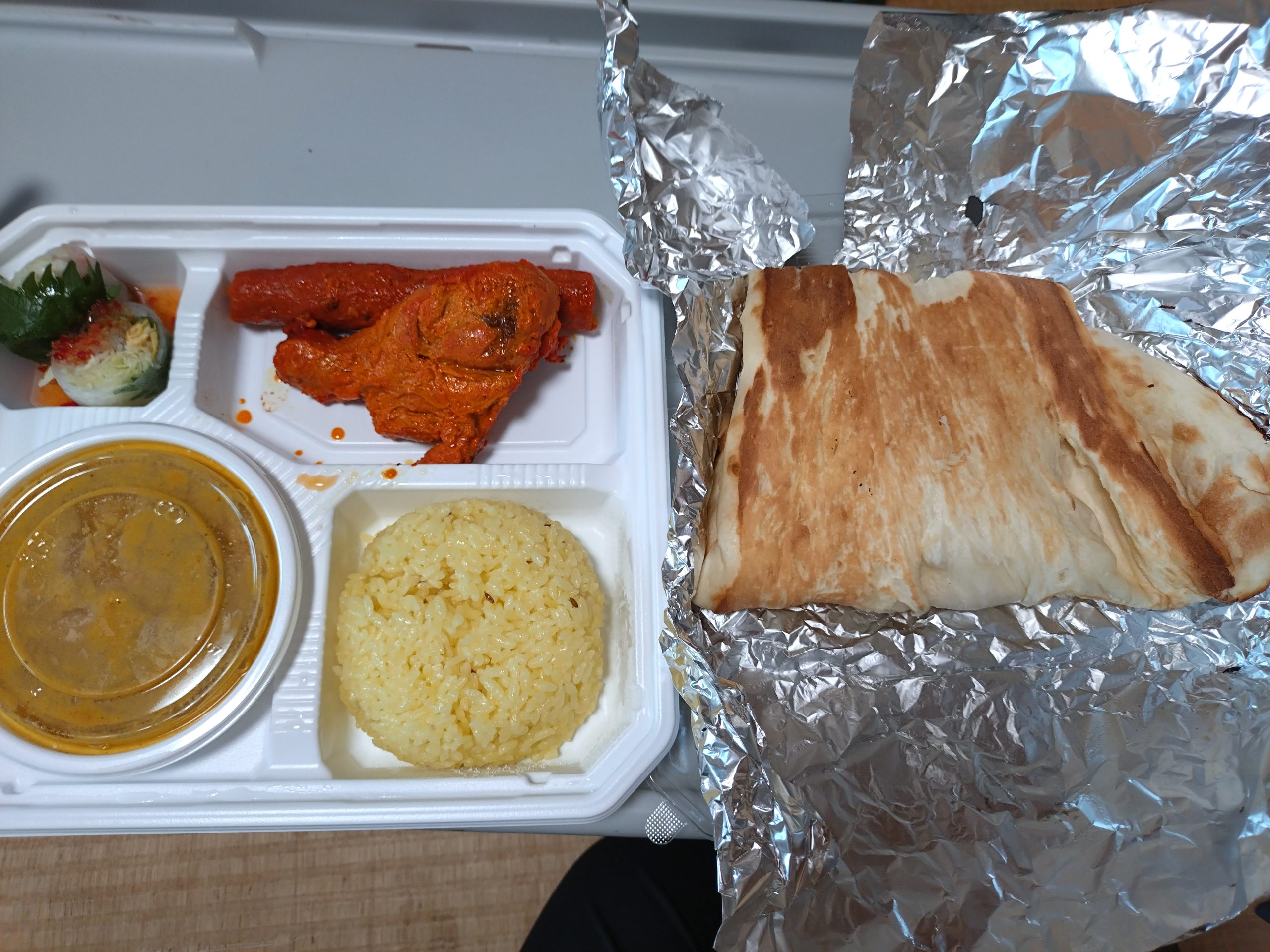 プレートとナン(インディアンデラックス) プレートとナンを並べた状態(インディアンデラックス)