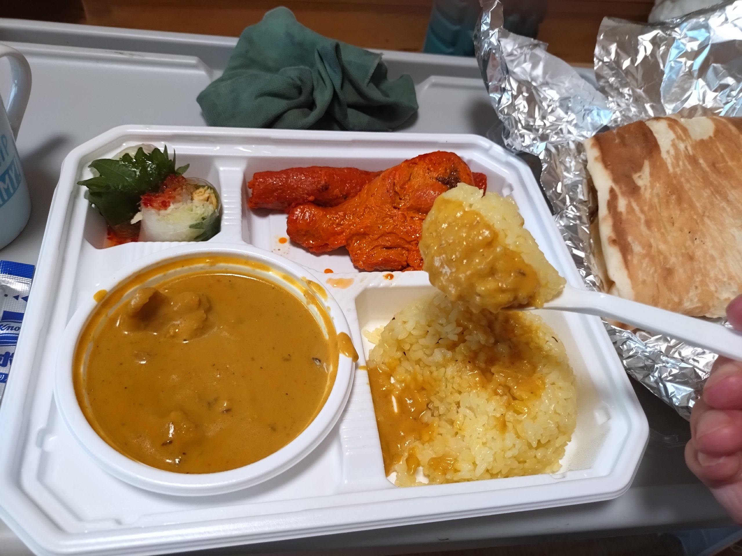 ライスにカレーをかけた一口 ライスにカレーをかけて持ち上げた一口