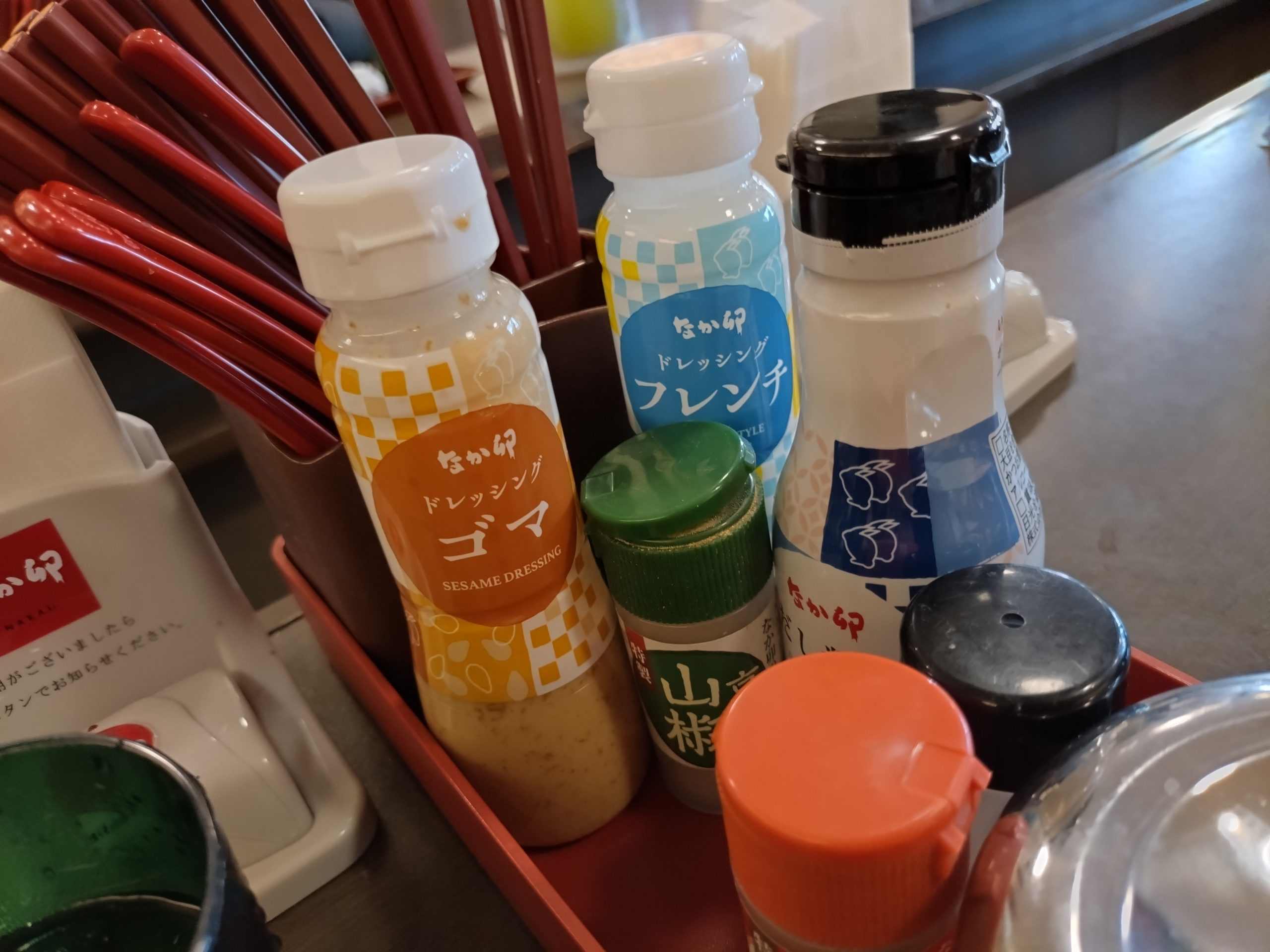 なか卯のカウンターに置かれた調味料