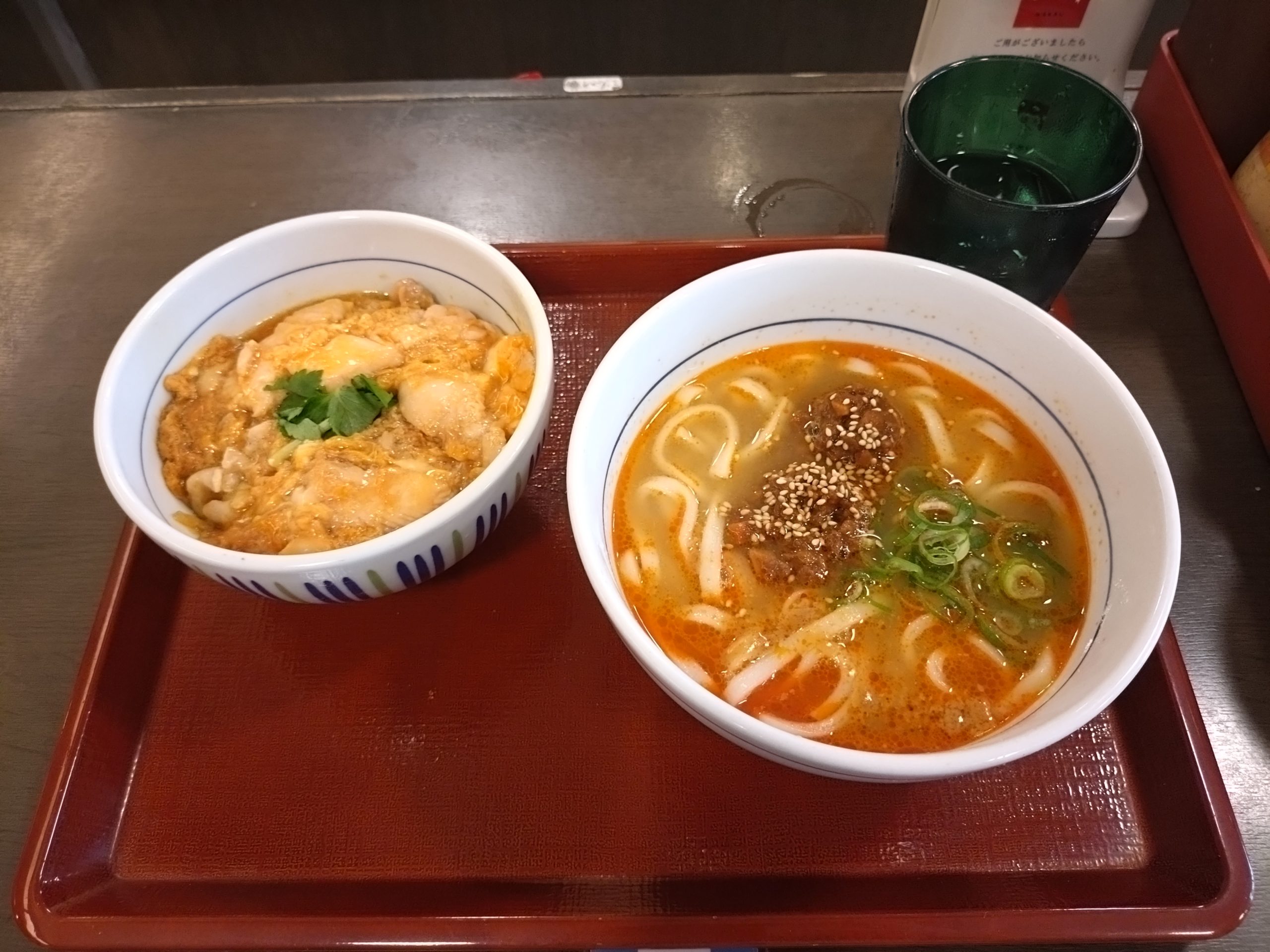 なか卯の担々うどんと親子丼のセット