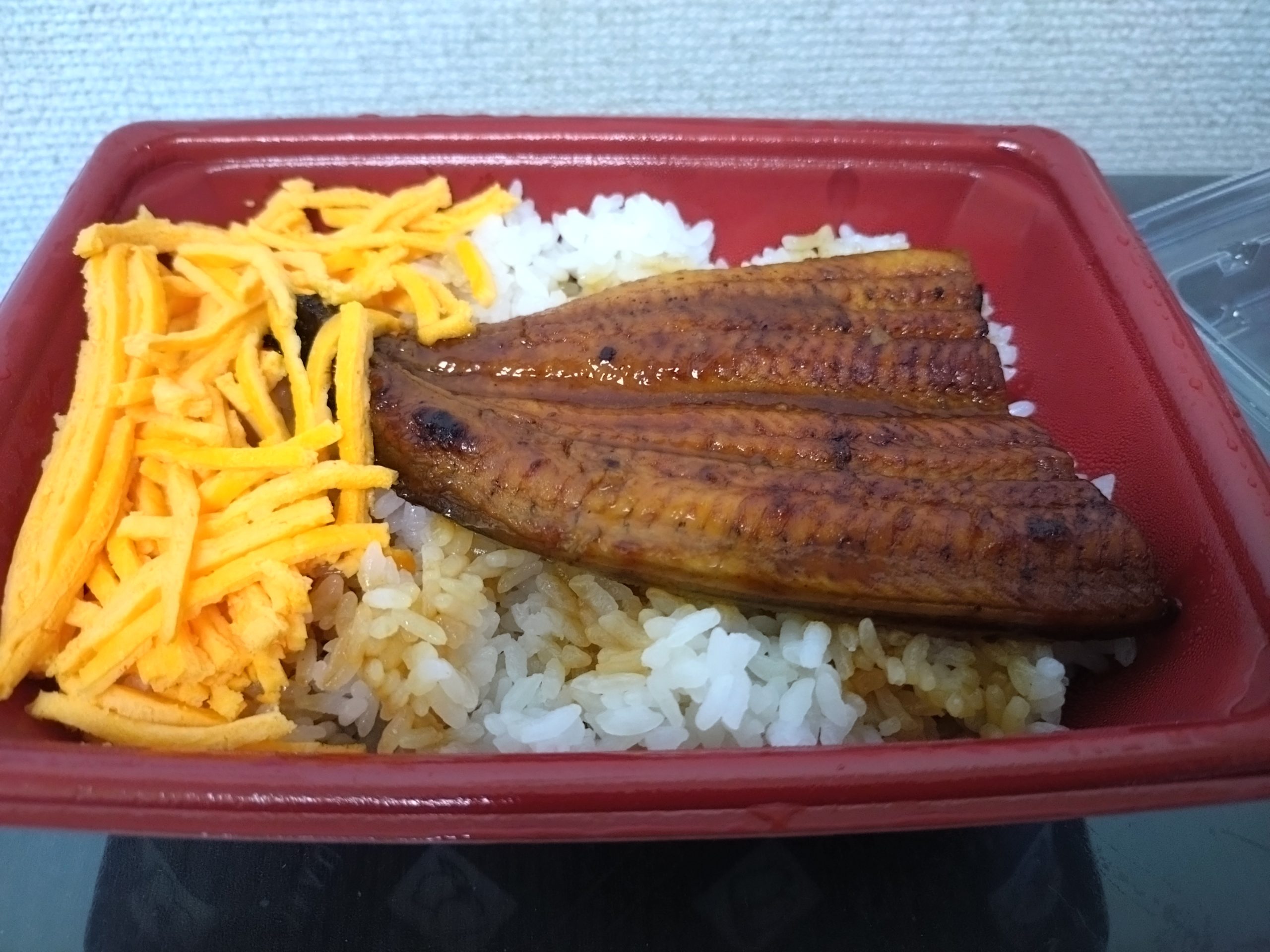 なか卯のうな重を開けた瞬間。うなぎと錦糸卵がのっている