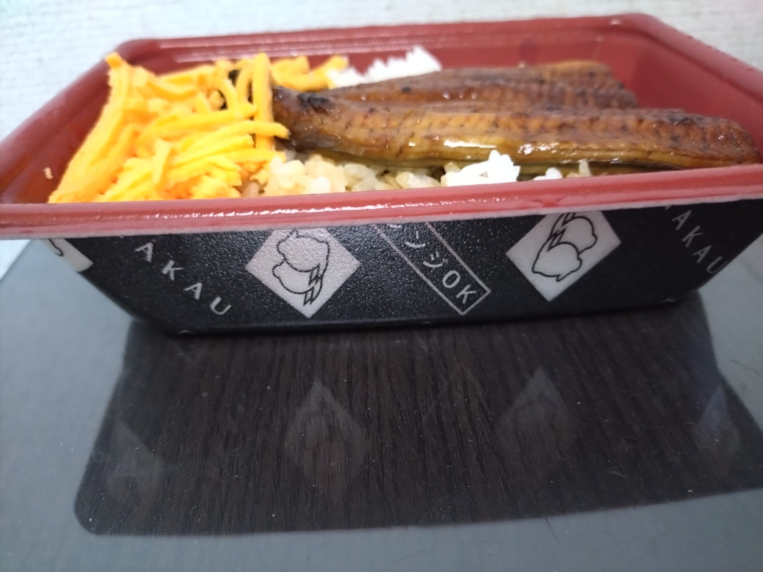 なか卯 うな重の容器の深さが分かる横からの写真