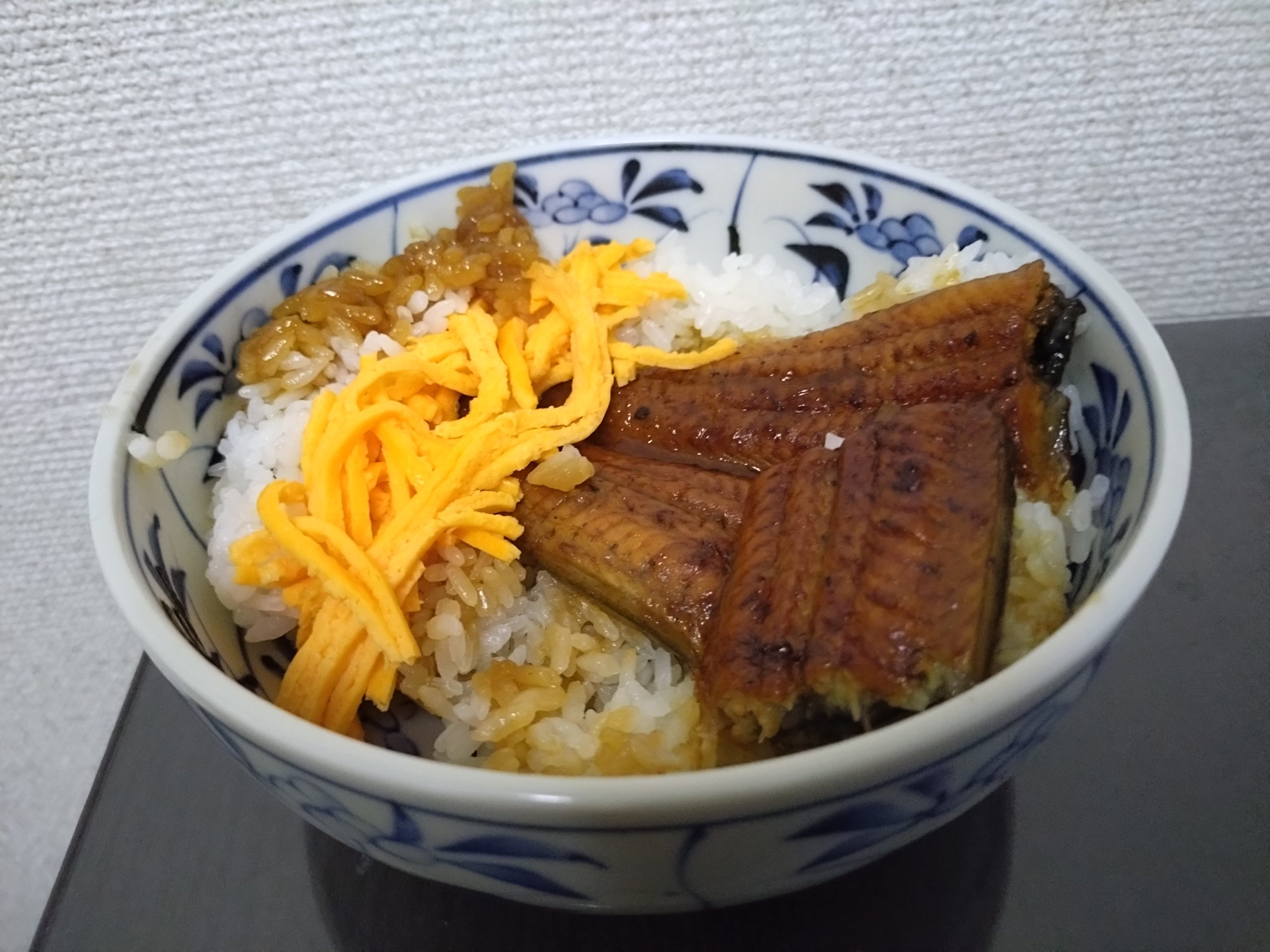 なか卯のうな重を温め直すために容器から取り出した状態