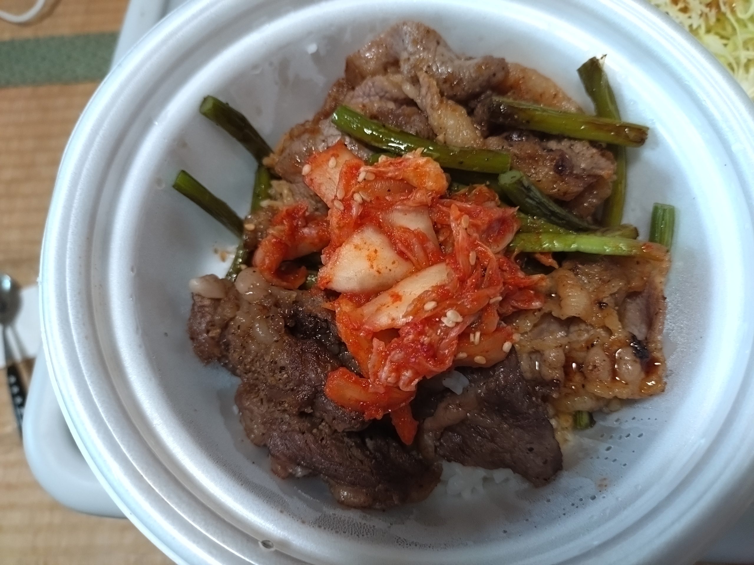 松屋 合い盛り丼のにんにくの芽とキムチのアップ