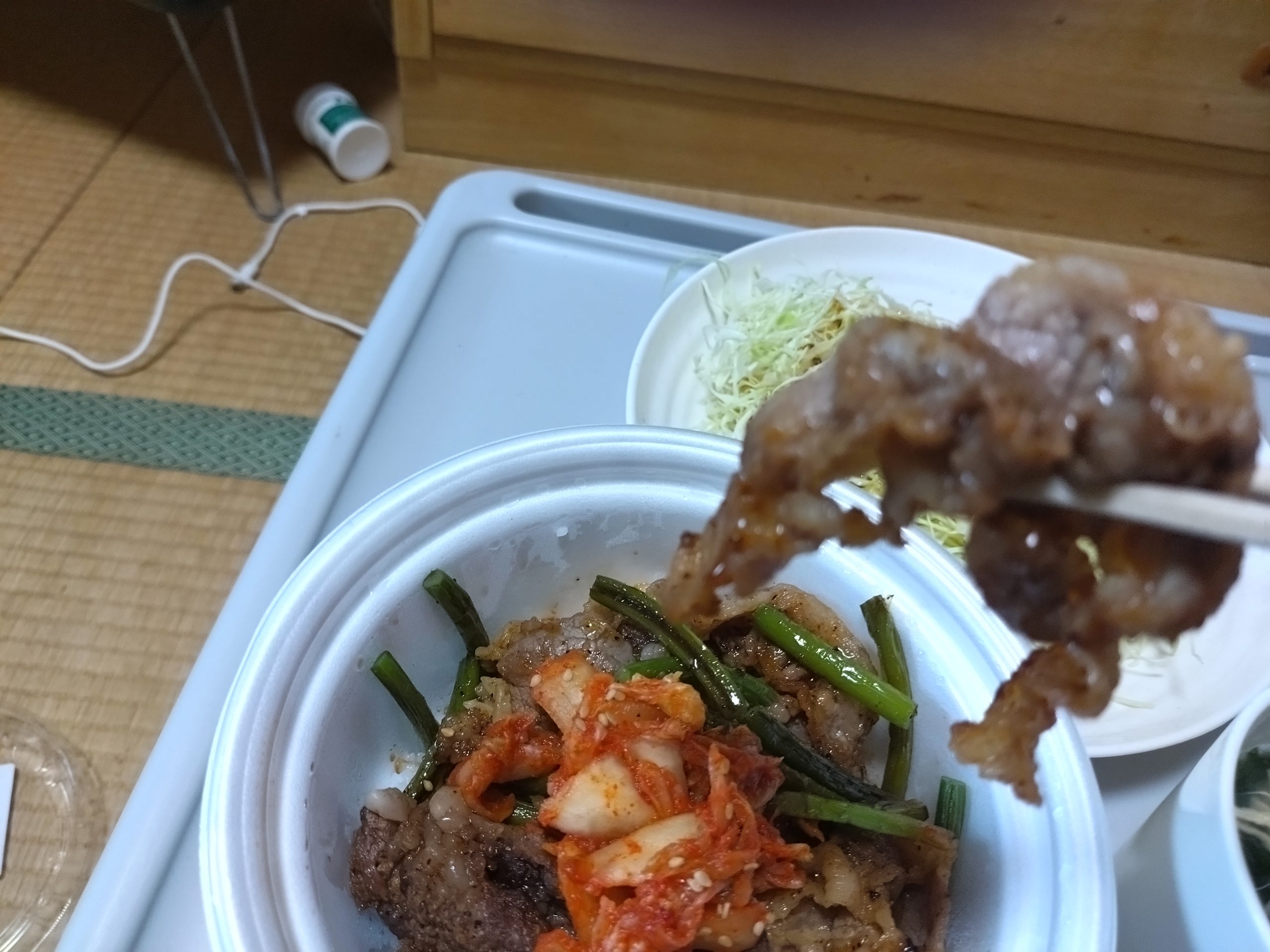 松屋 合い盛り丼のカルビのアップ（脂と焼き目）