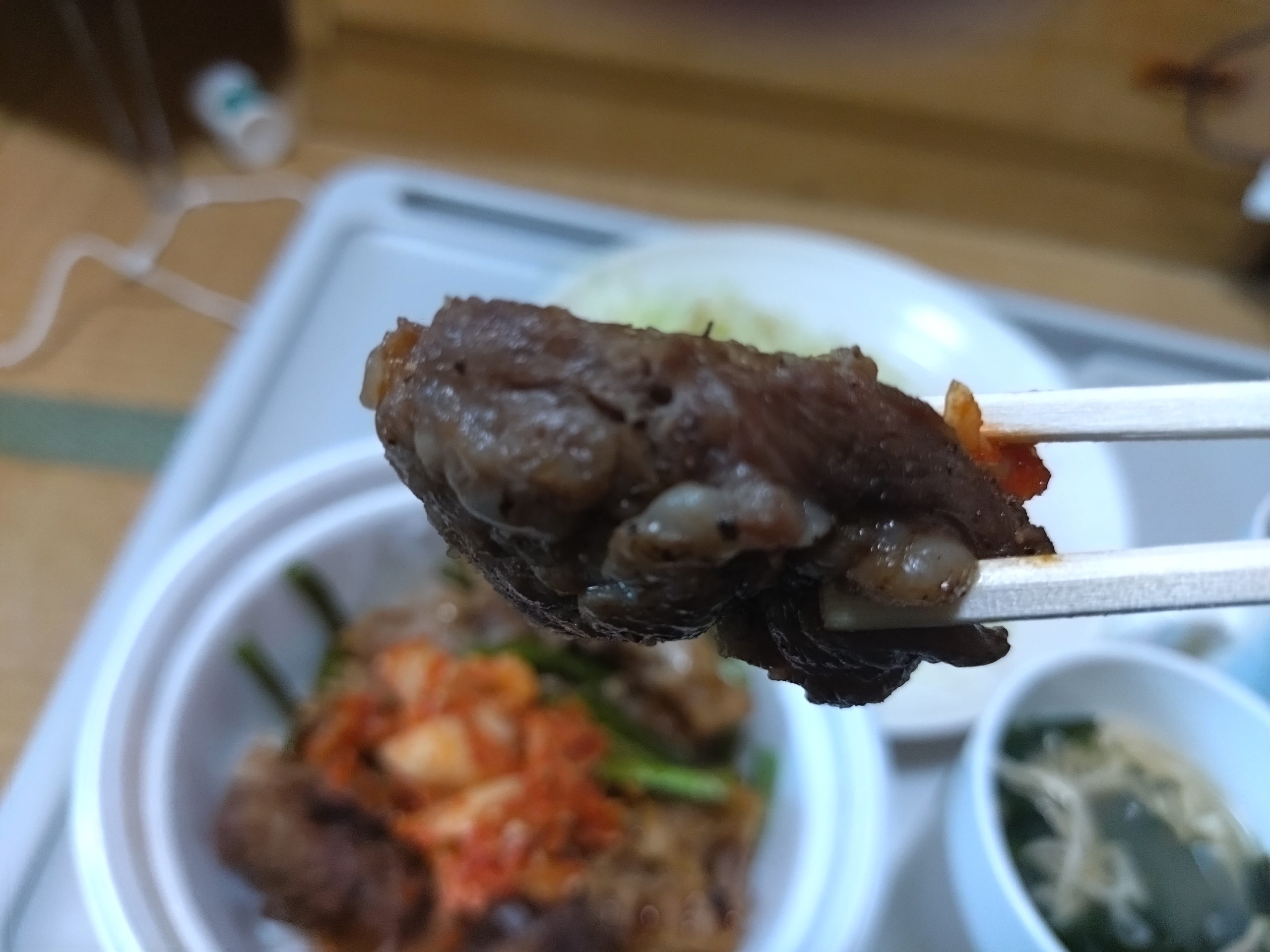 松屋 合い盛り丼のブリスケット肉のアップ（厚みと食感が分かる）