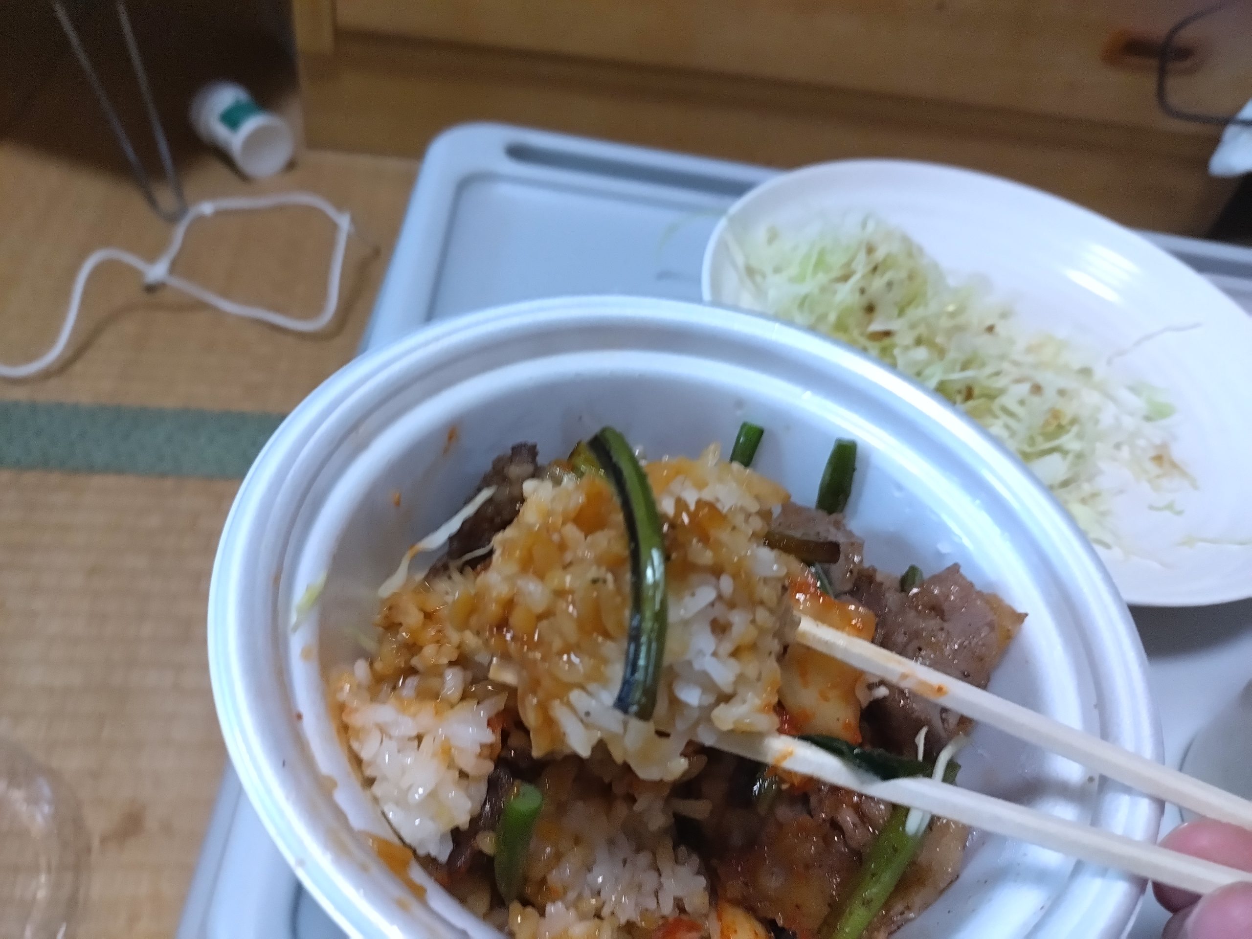 松屋 合い盛り丼のご飯持ち上げ（タレが染みたご飯とにんにくの芽）