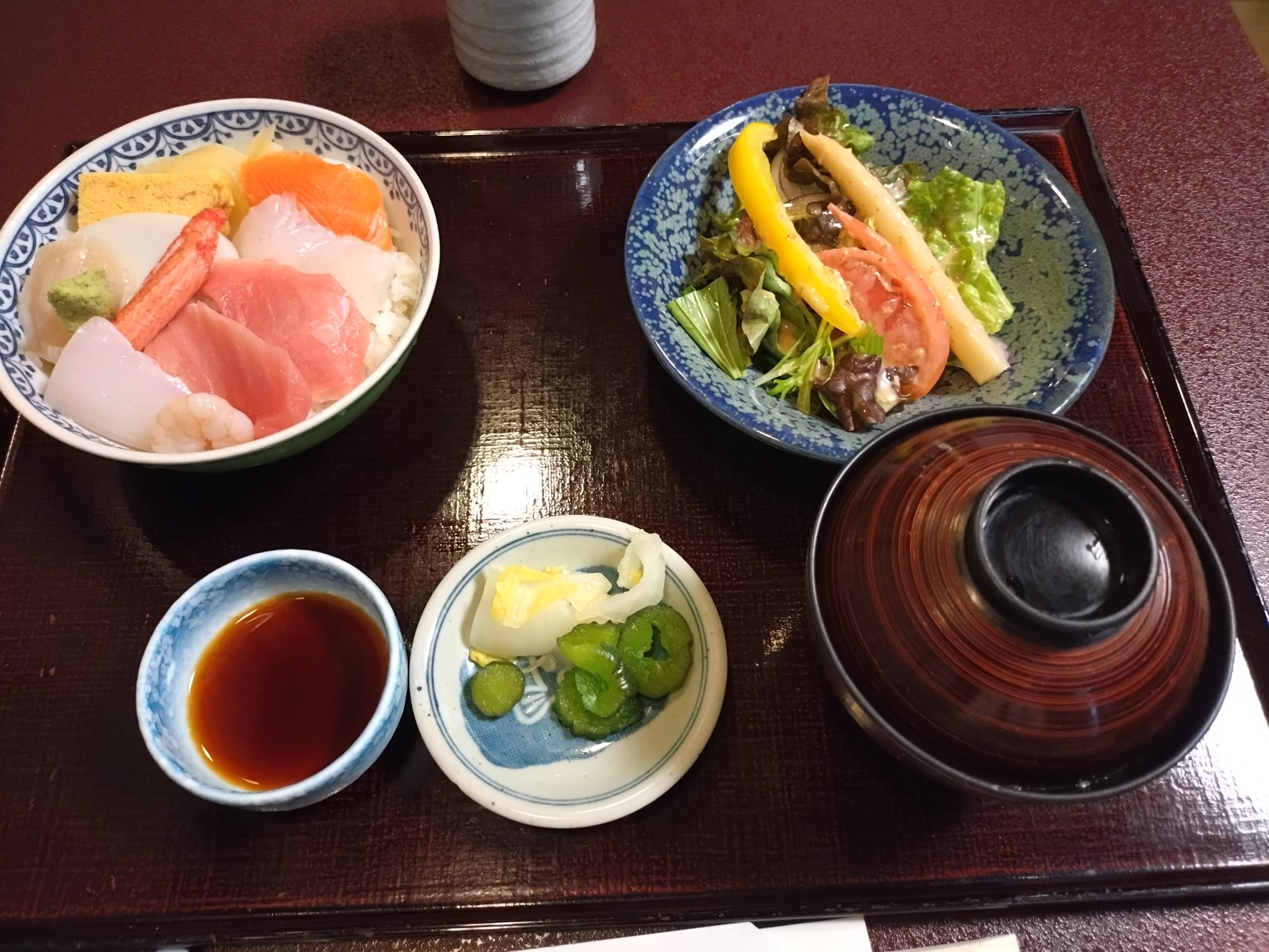 うえだ別館の海鮮丼ランチ全景。海鮮丼にサラダと味噌汁が付く