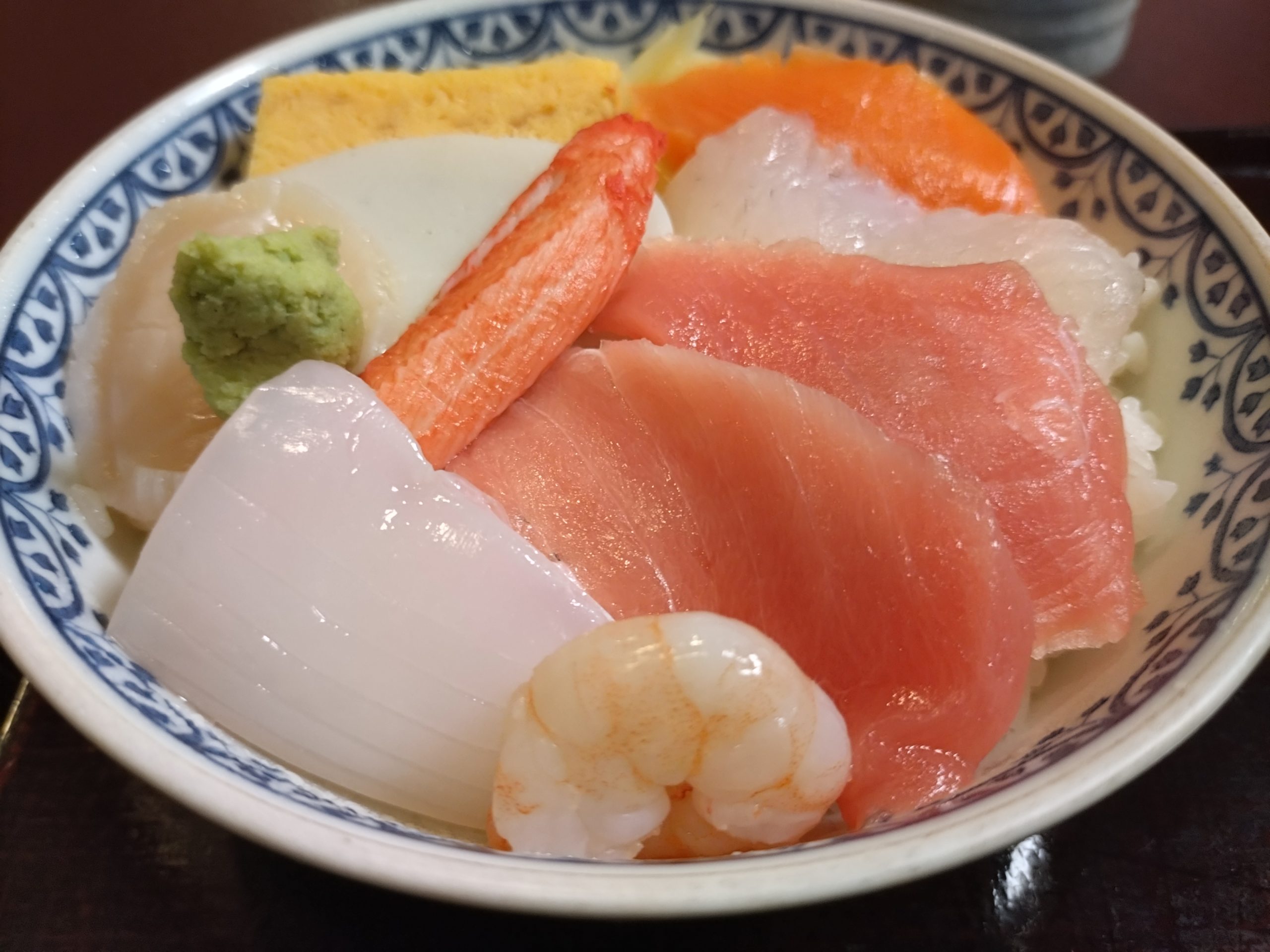海鮮丼のネタアップ。マグロやイカに厚みがある