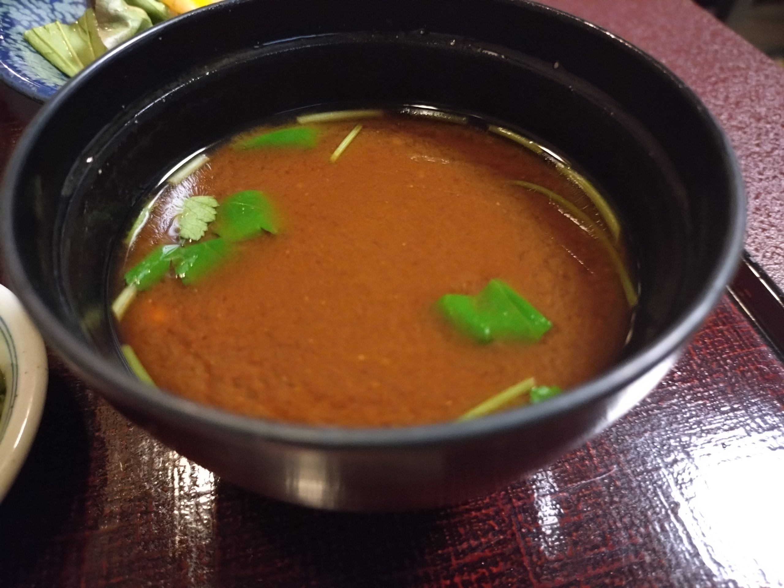 赤だしの味噌汁。色に深みがある