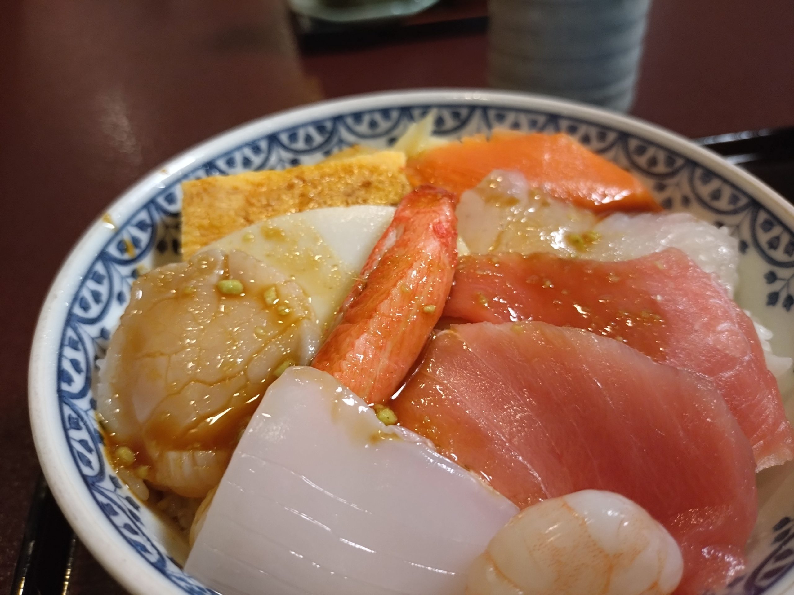 醤油をかけた海鮮丼のアップ