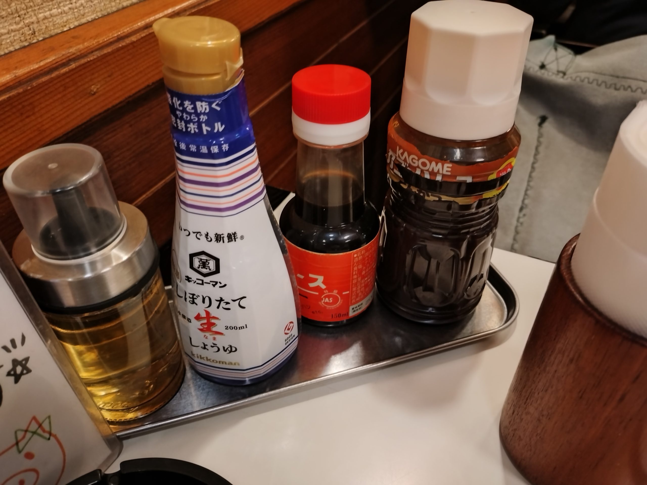 テーブル上の調味料