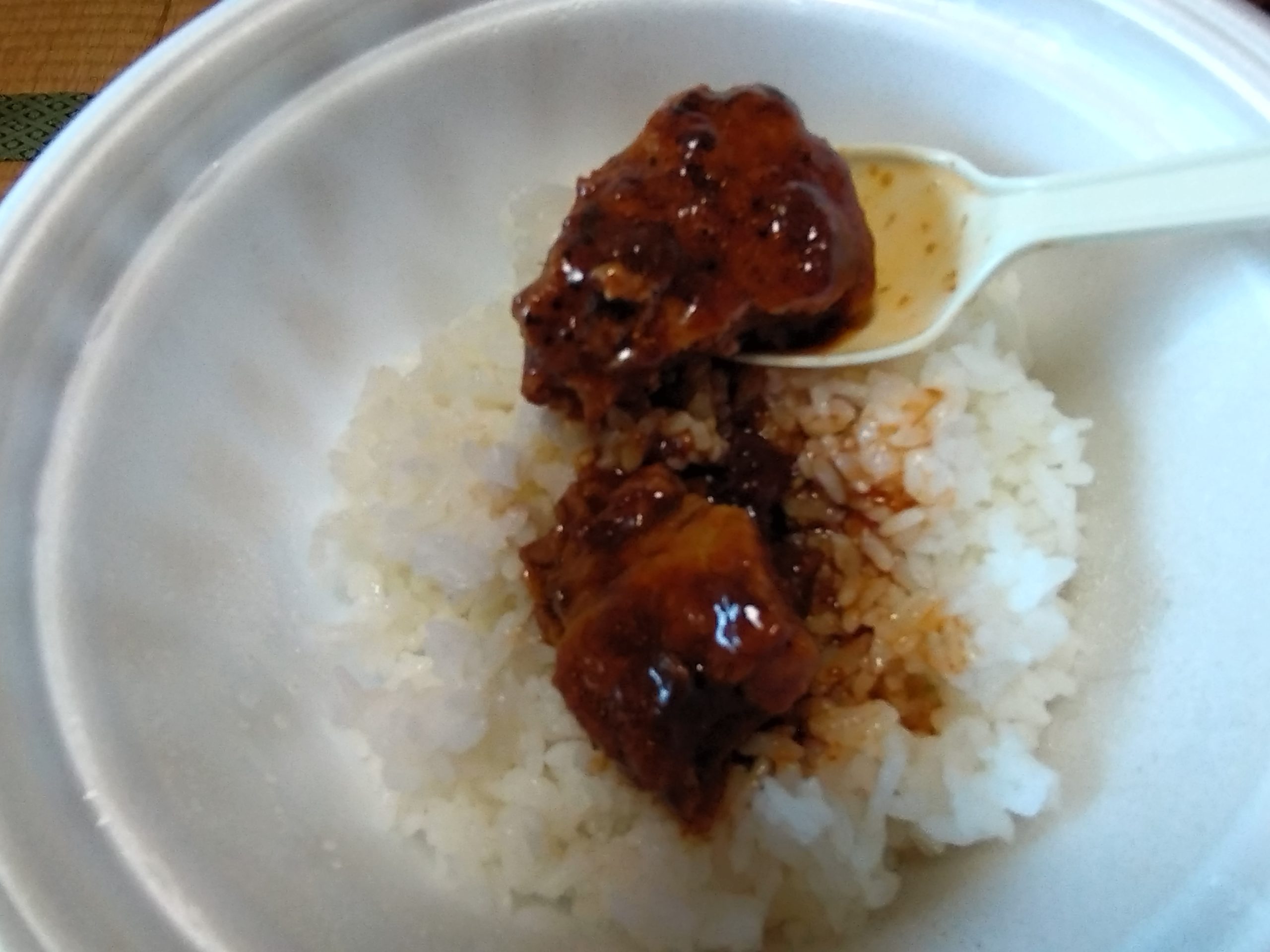 煮込みビーフシチューハンバーグ:ご飯にちょい乗せ ビーフシチューソースをまとった牛肉をご飯にのせたところ