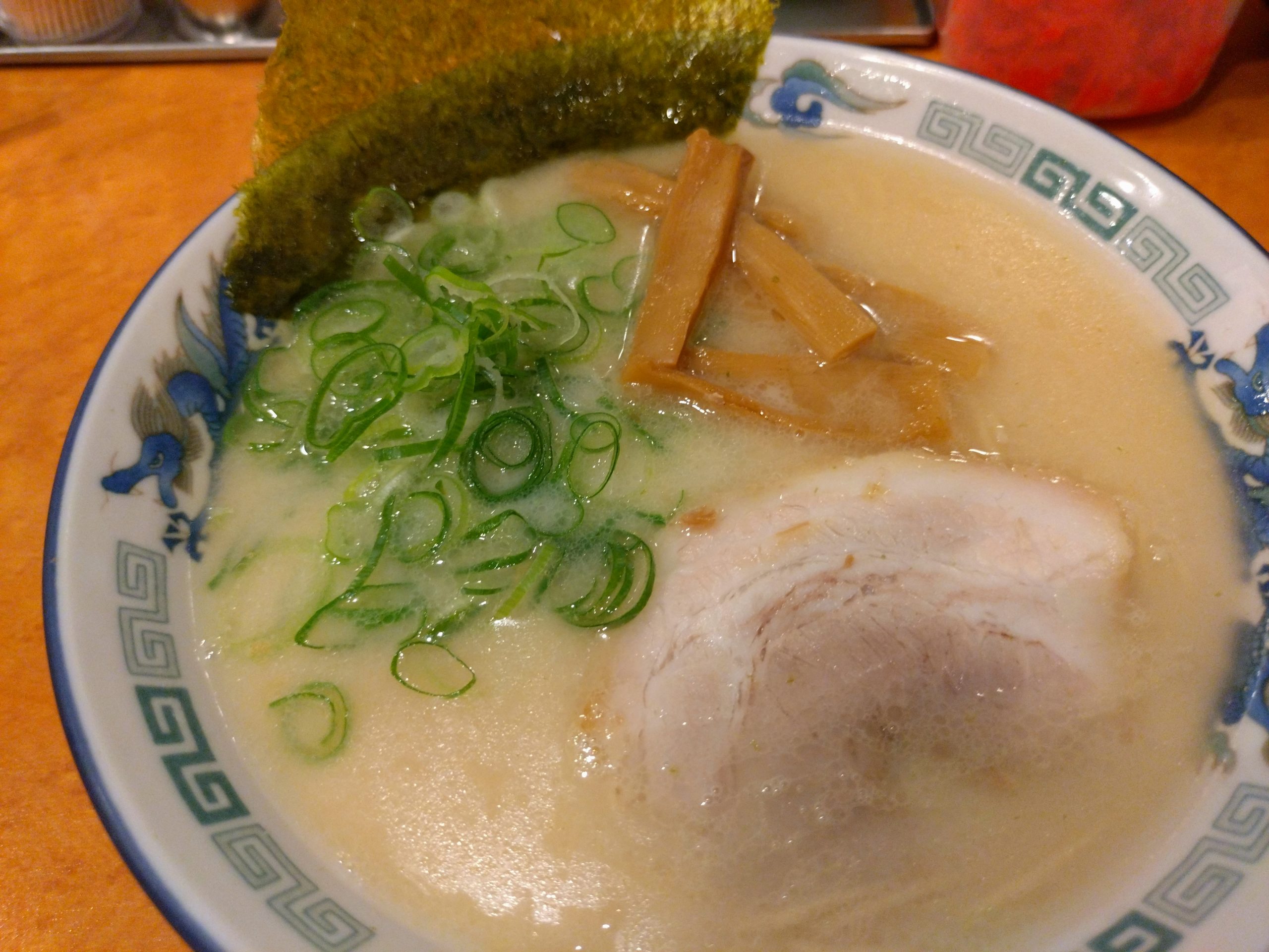 白豚骨ラーメンにのったチャーシュー