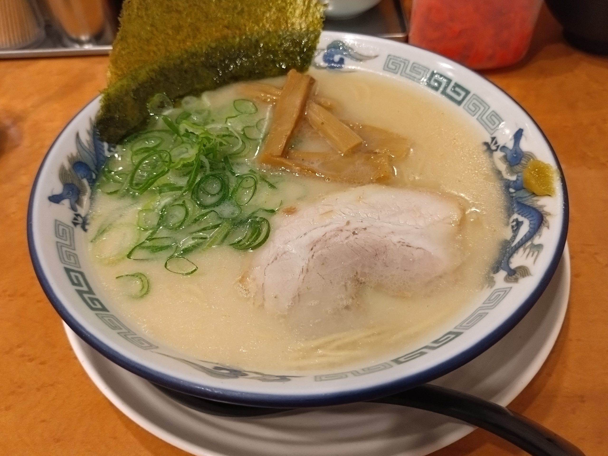 白豚骨ラーメンを斜めから撮影した様子