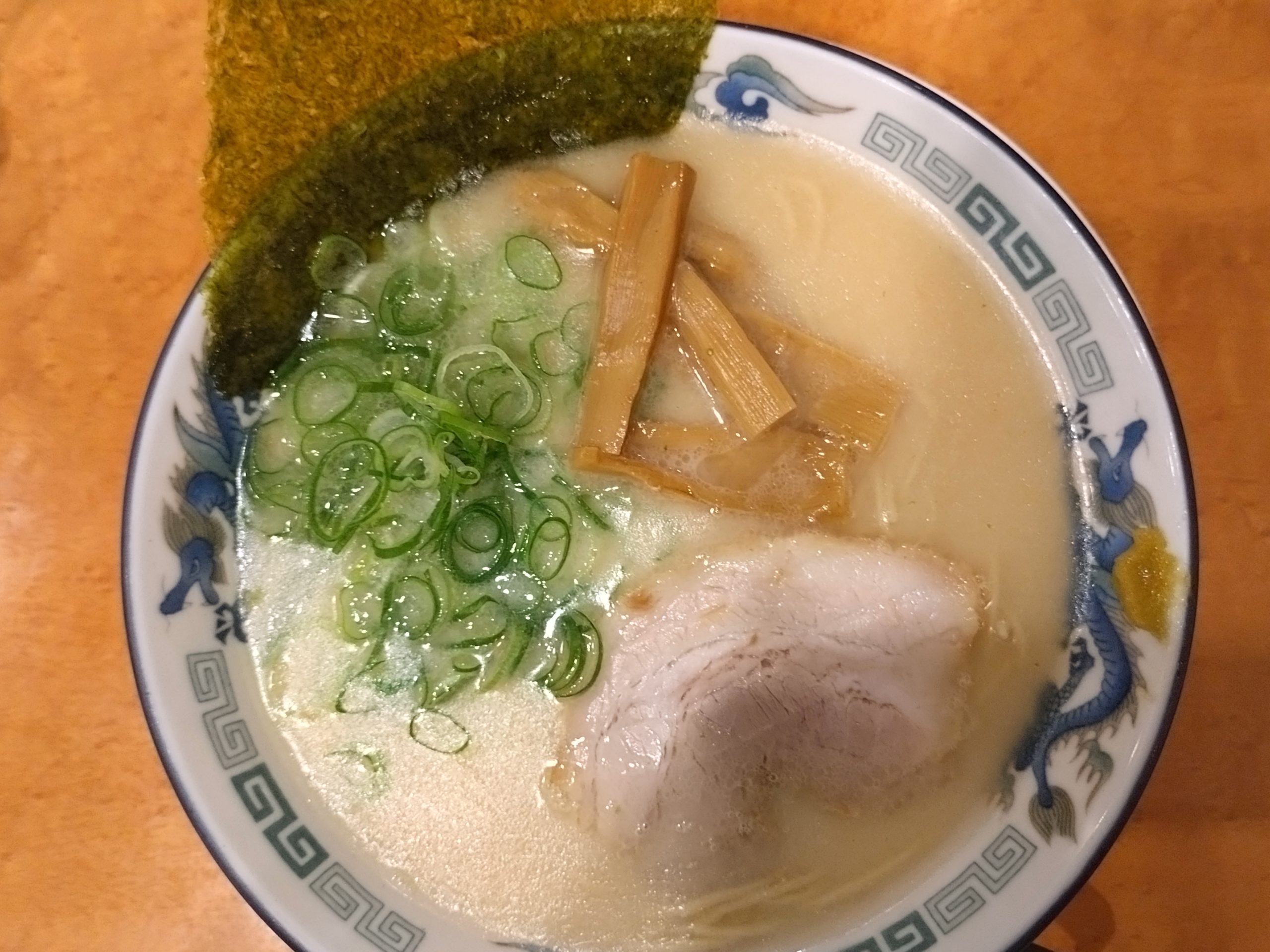 白豚骨ラーメンを上から見た全体写真