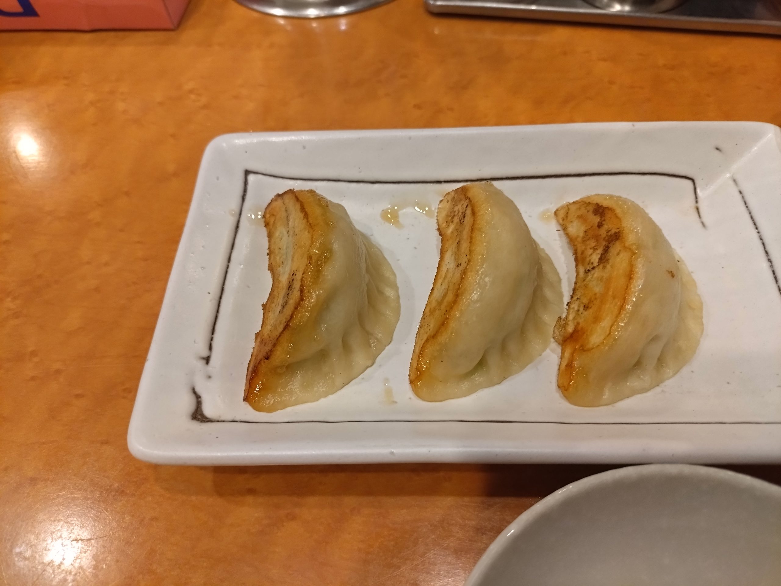 焼き餃子三個の写真