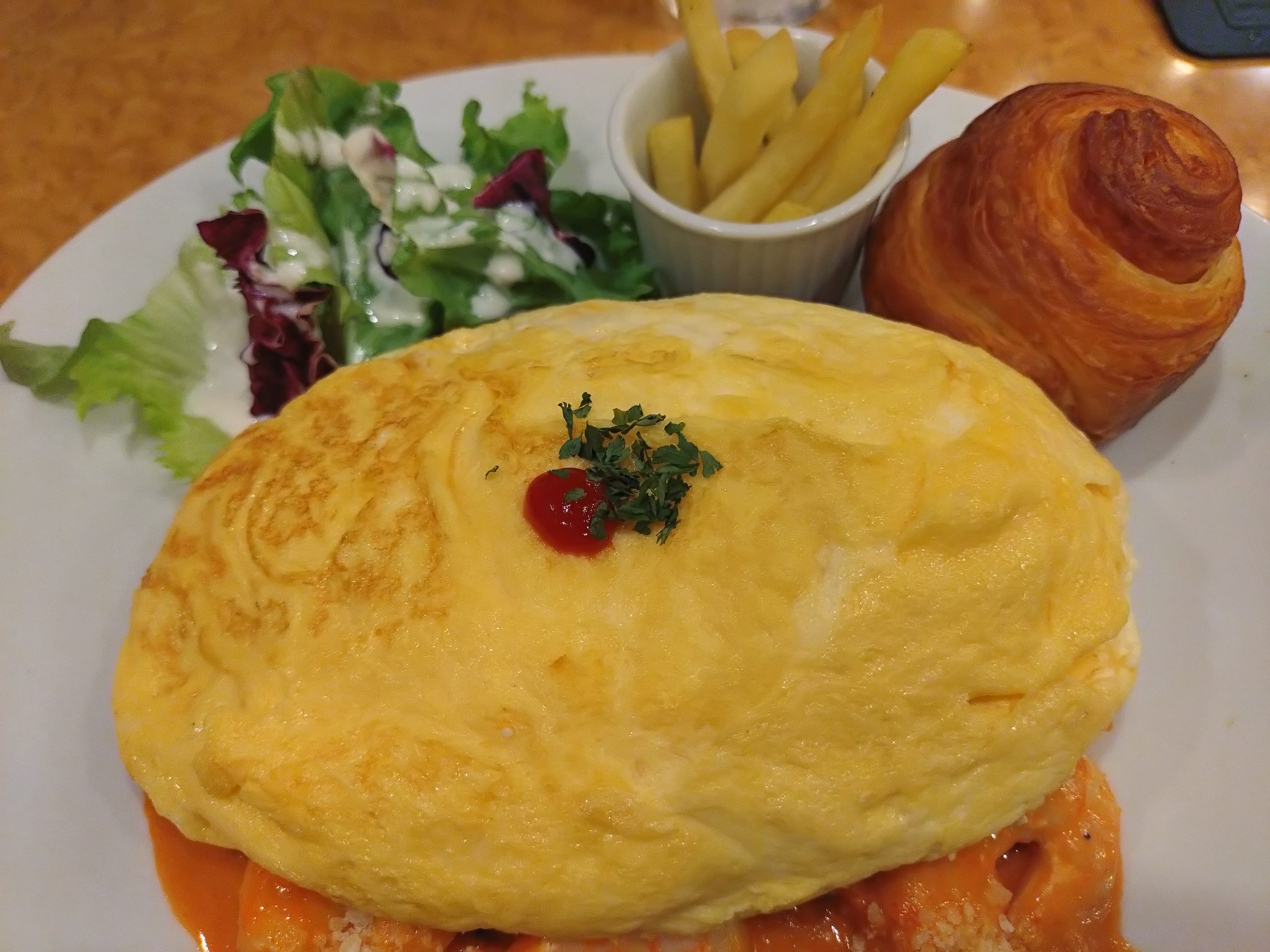 スフレオムライスプレート（エビとモッツァレラのトマトクリーム）の全景