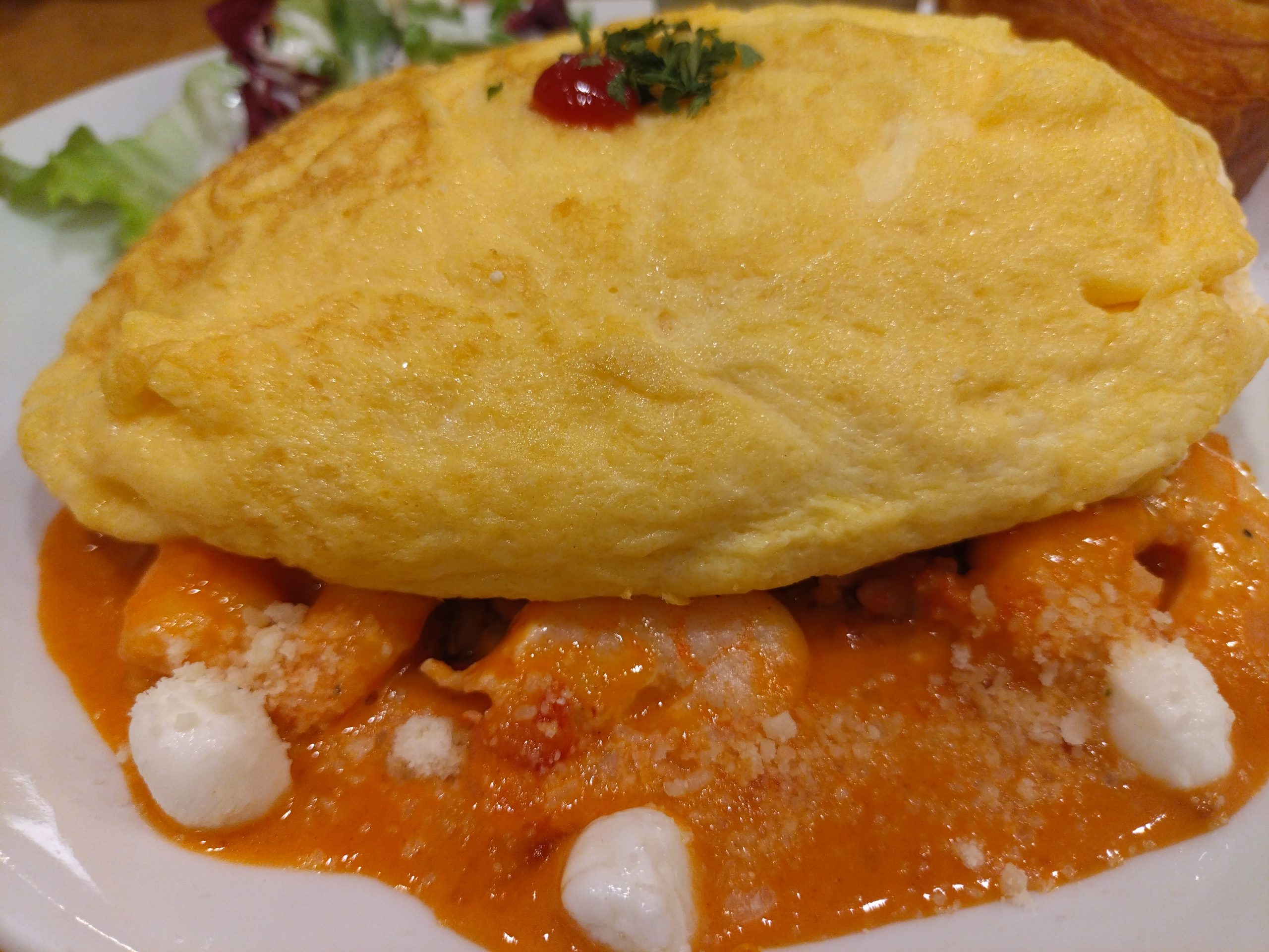 スフレオムライスを横から見たスフレの厚み