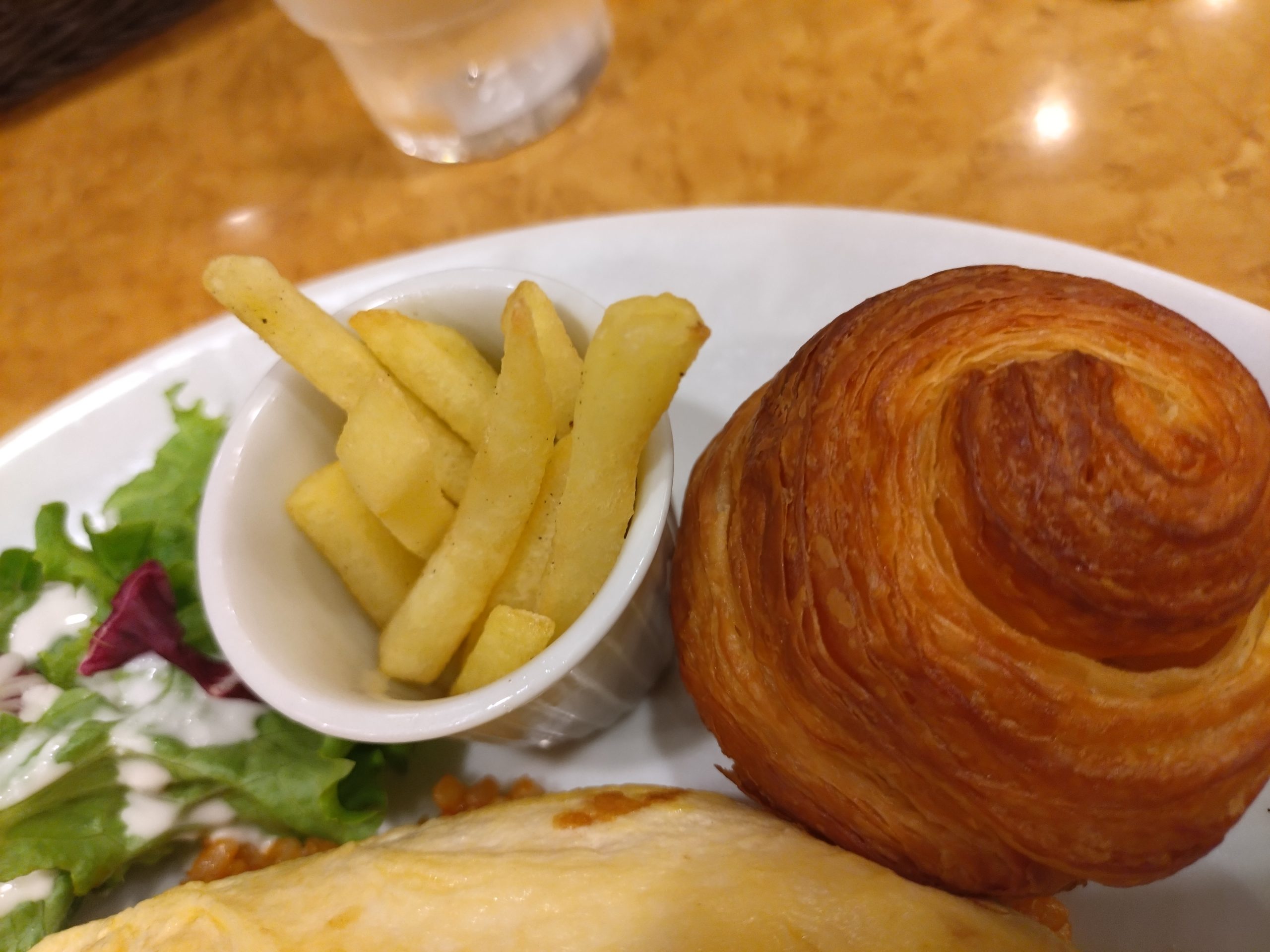 セットで付いてきたクロワッサンとポテト