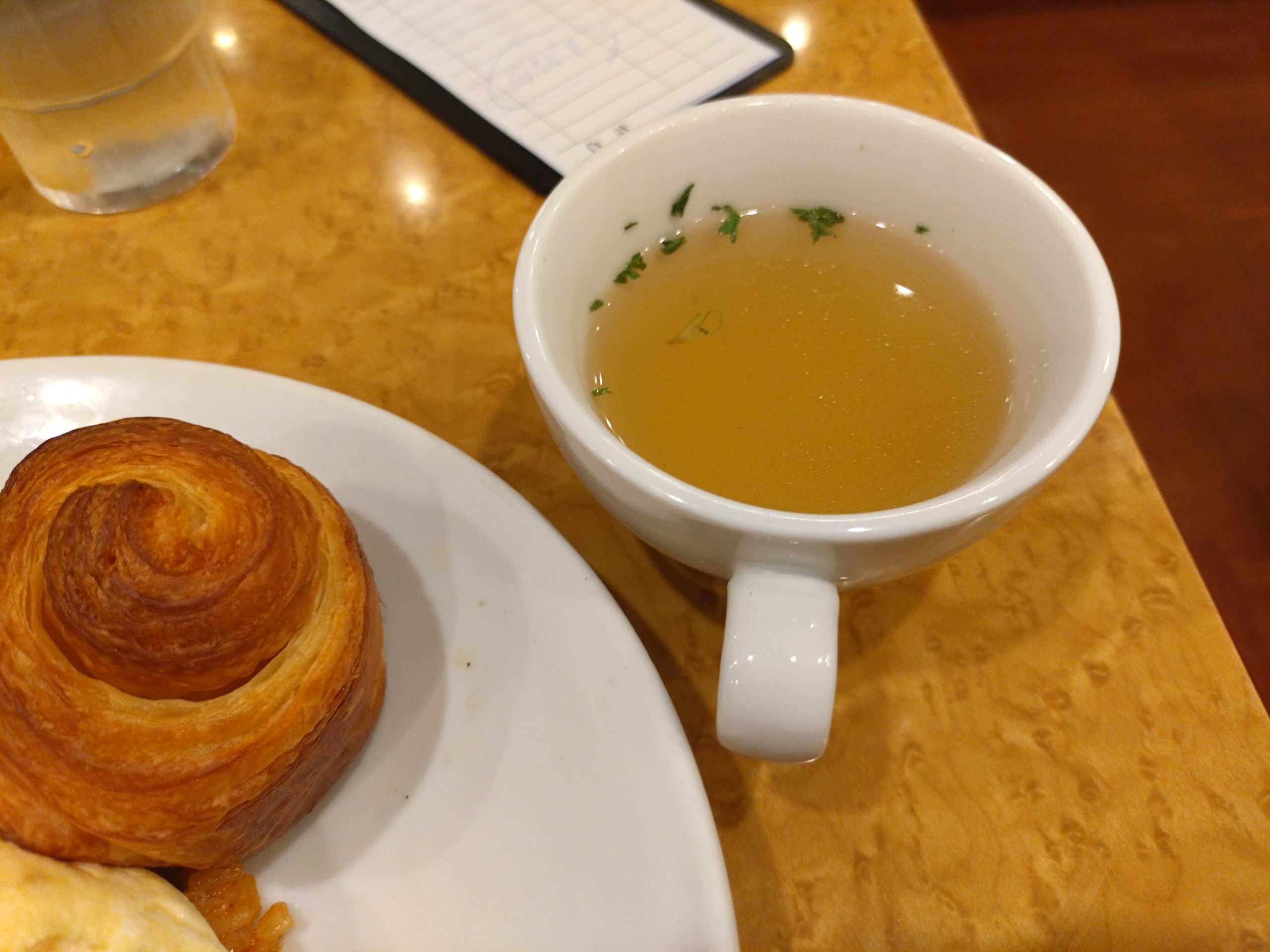 スフレオムライスプレートに付くスープ