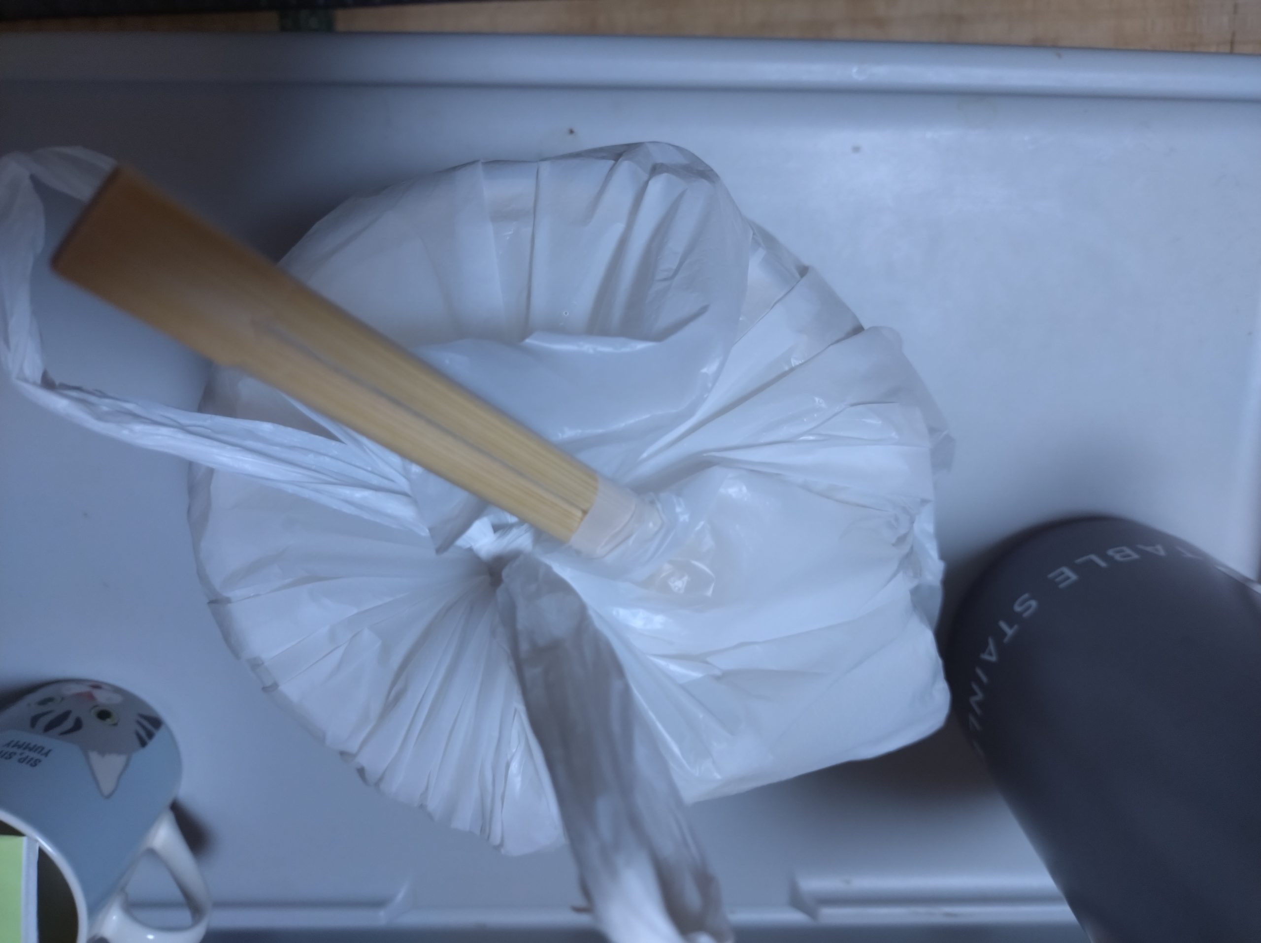 デリバリー袋から割りばしがはみ出ている到着時の様子