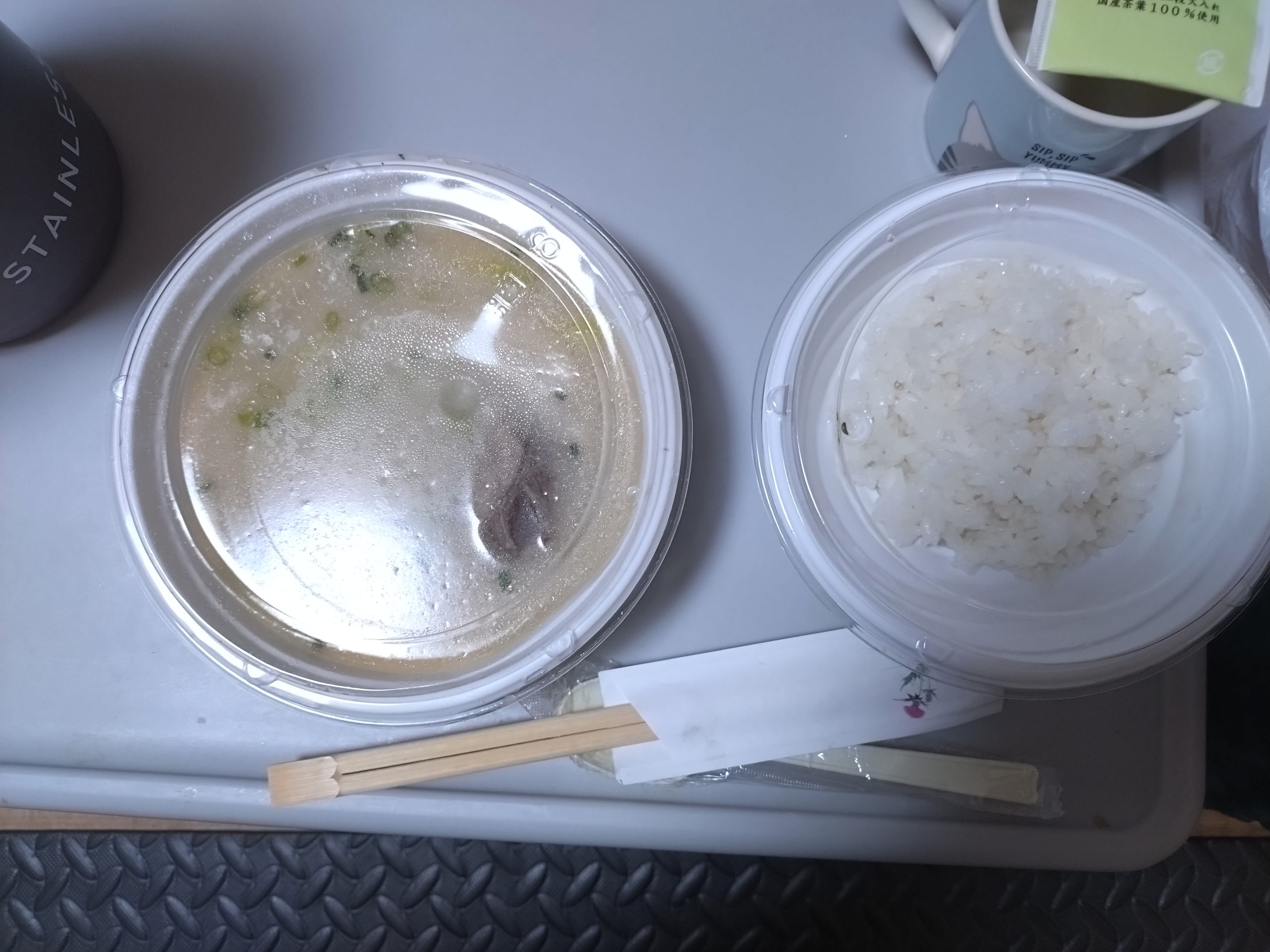 焼肉本陣のデリバリー到着時の全体。コムタンスープとご飯がフタ付き容器で届いた