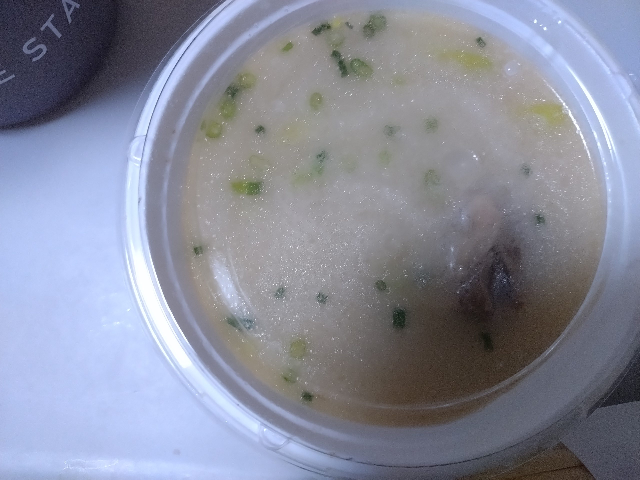 コムタンスープのフタ付き容器。外側がスープで濡れている状態