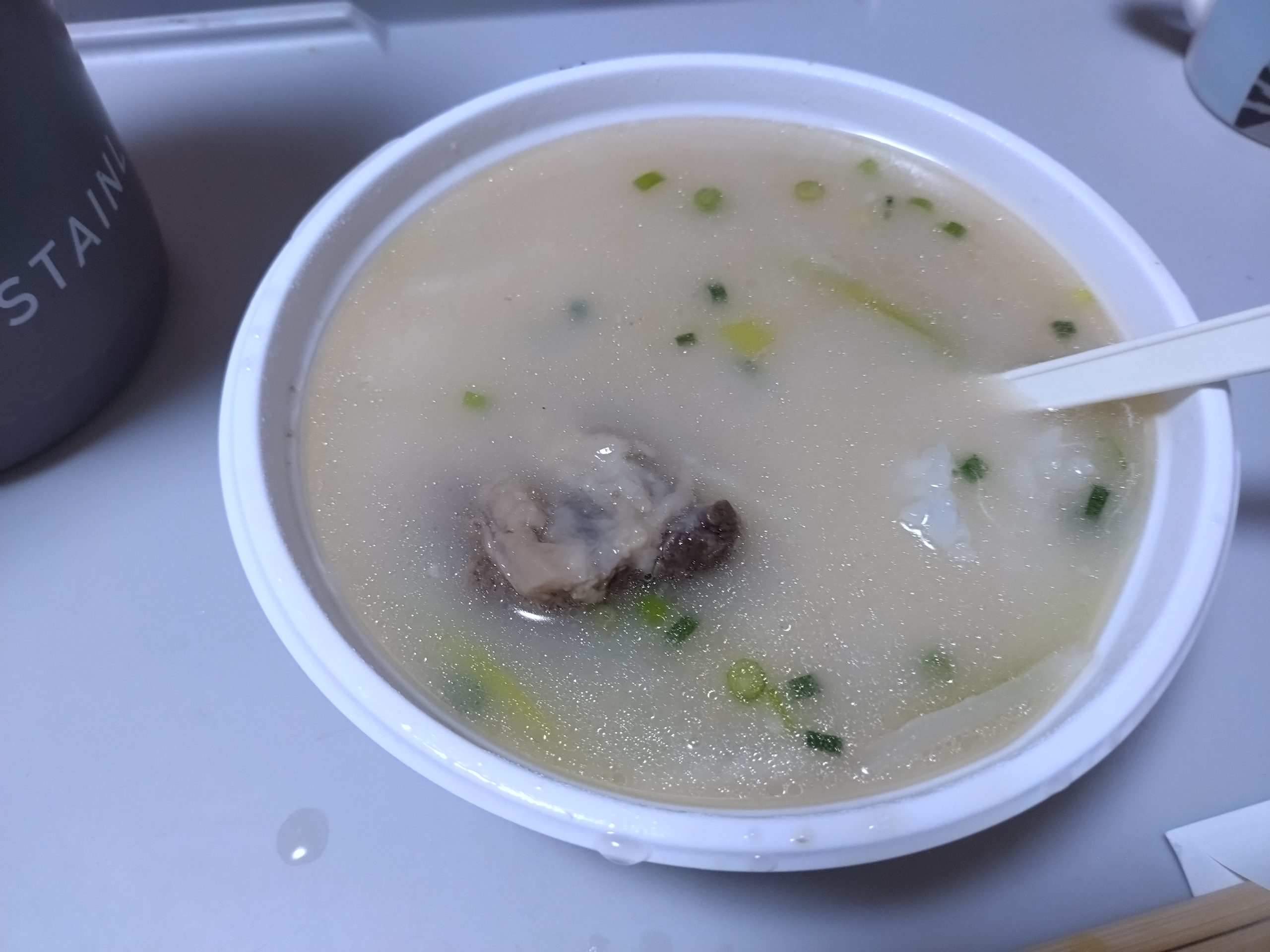 コムタンスープにご飯を入れてクッパにした状態