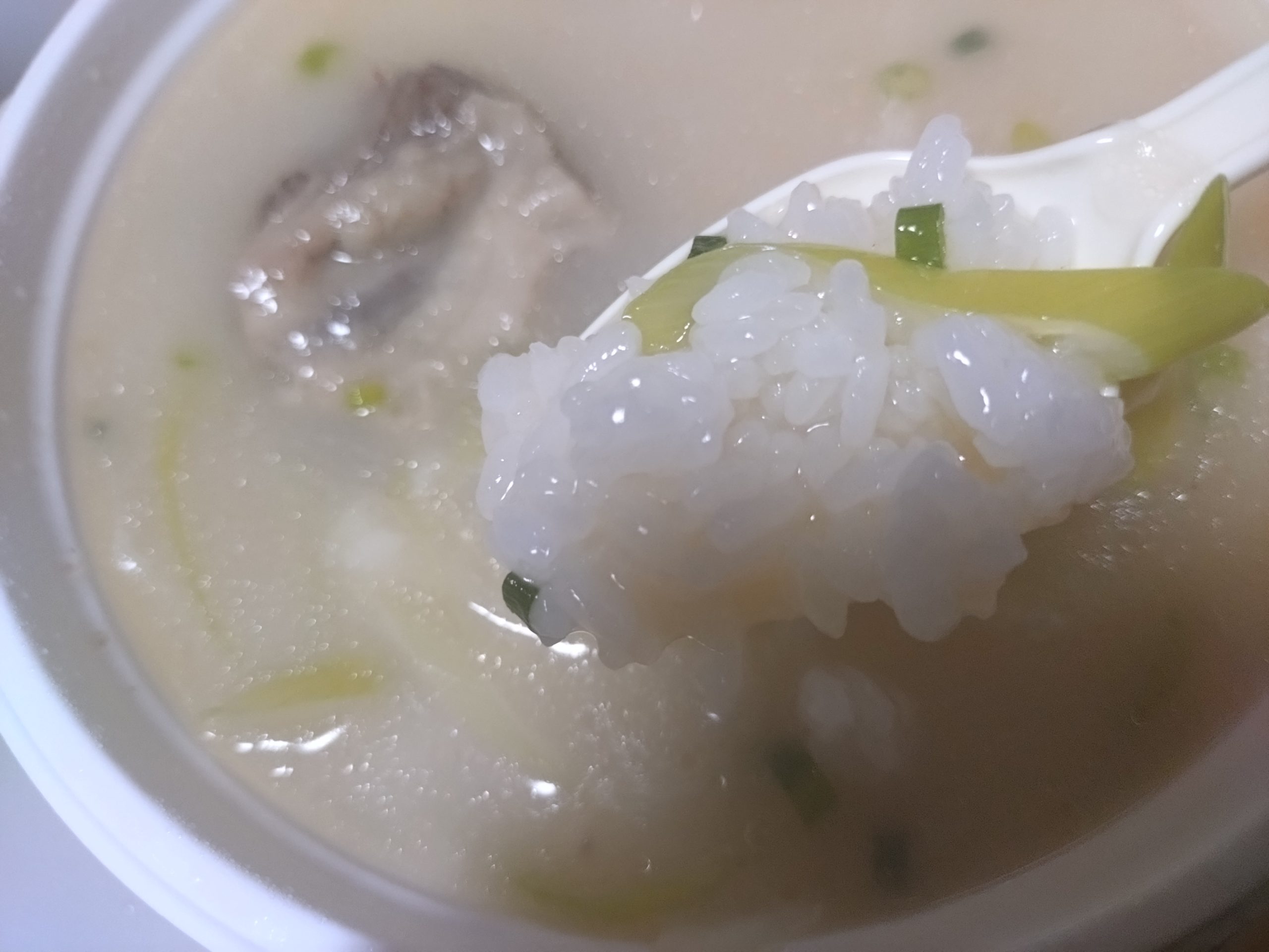 スプーンですくったコムタンクッパのご飯と具材。歯ごたえのある具が見える