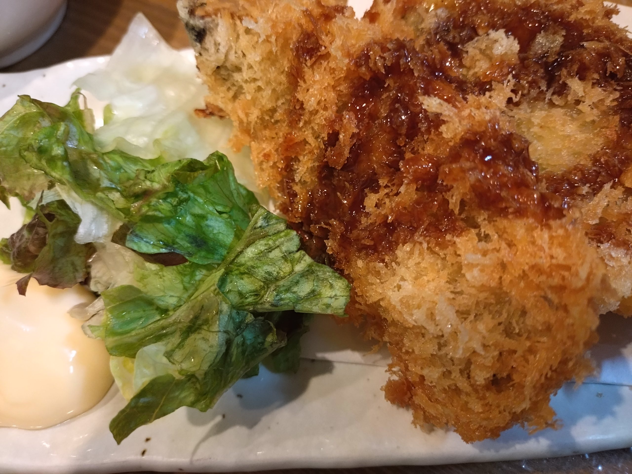 ソースをかけた生あじフライ