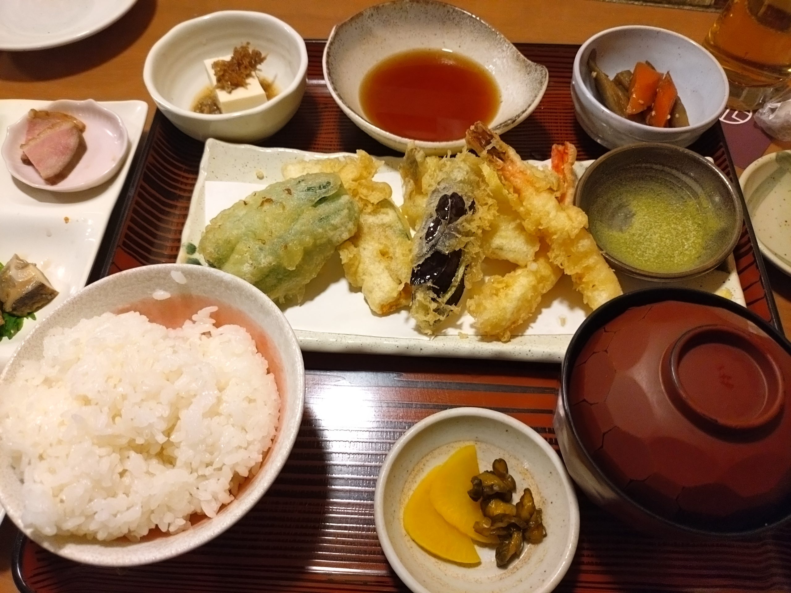 えびとキス天ぷら定食 えびとキス天ぷら定食の全景