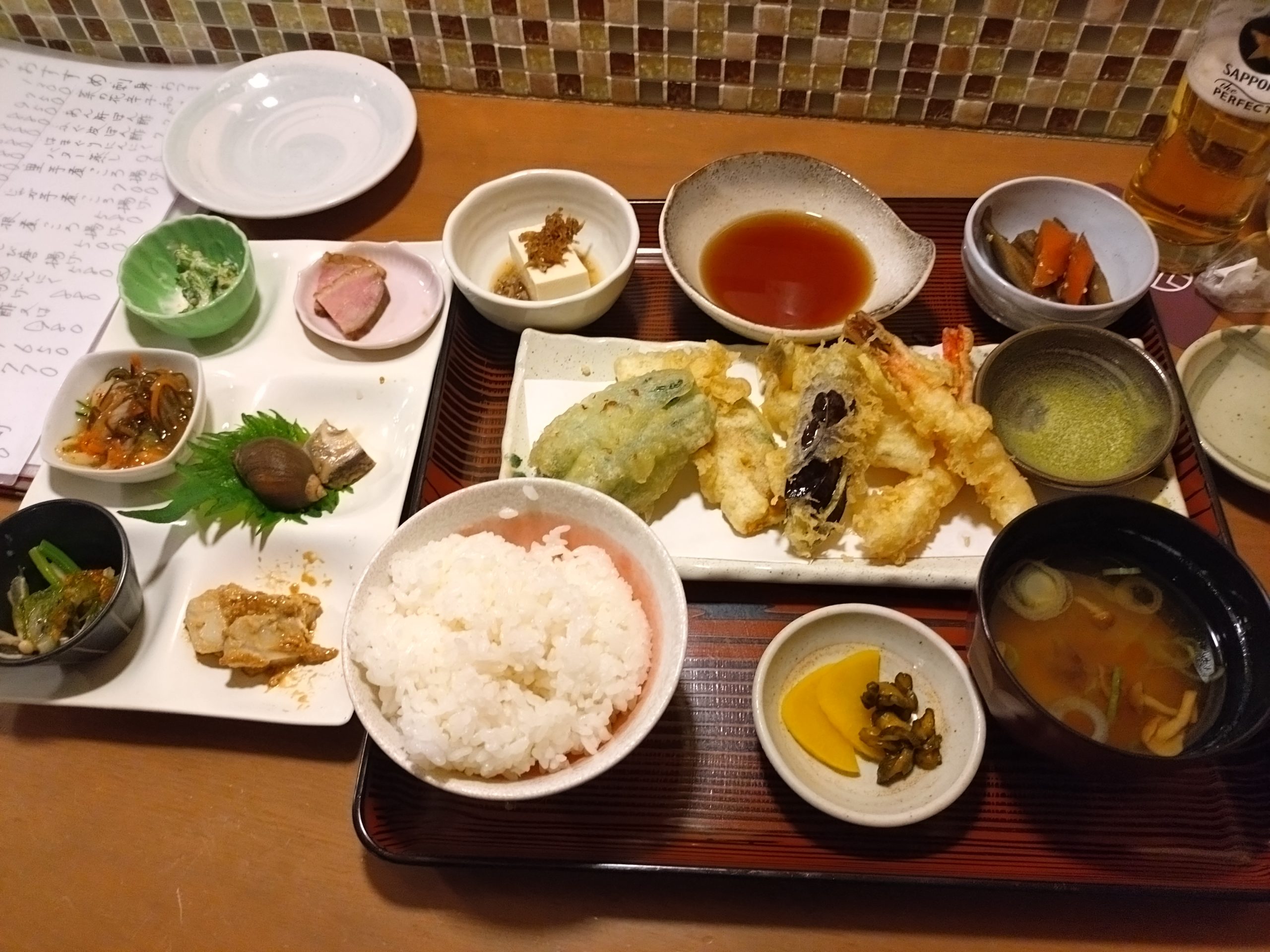 この日の注文全景 えびとキス天ぷら定食とおまかせおつまみ六点盛りが並んだ卓上
