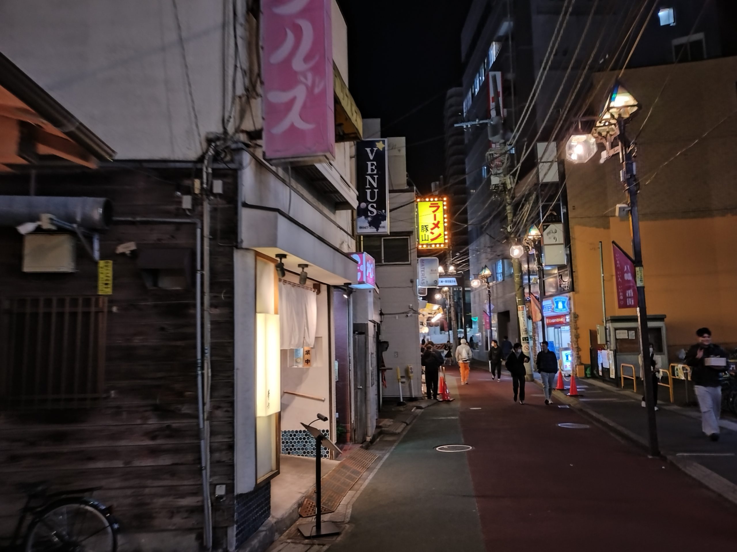 豚山 遠目の看板