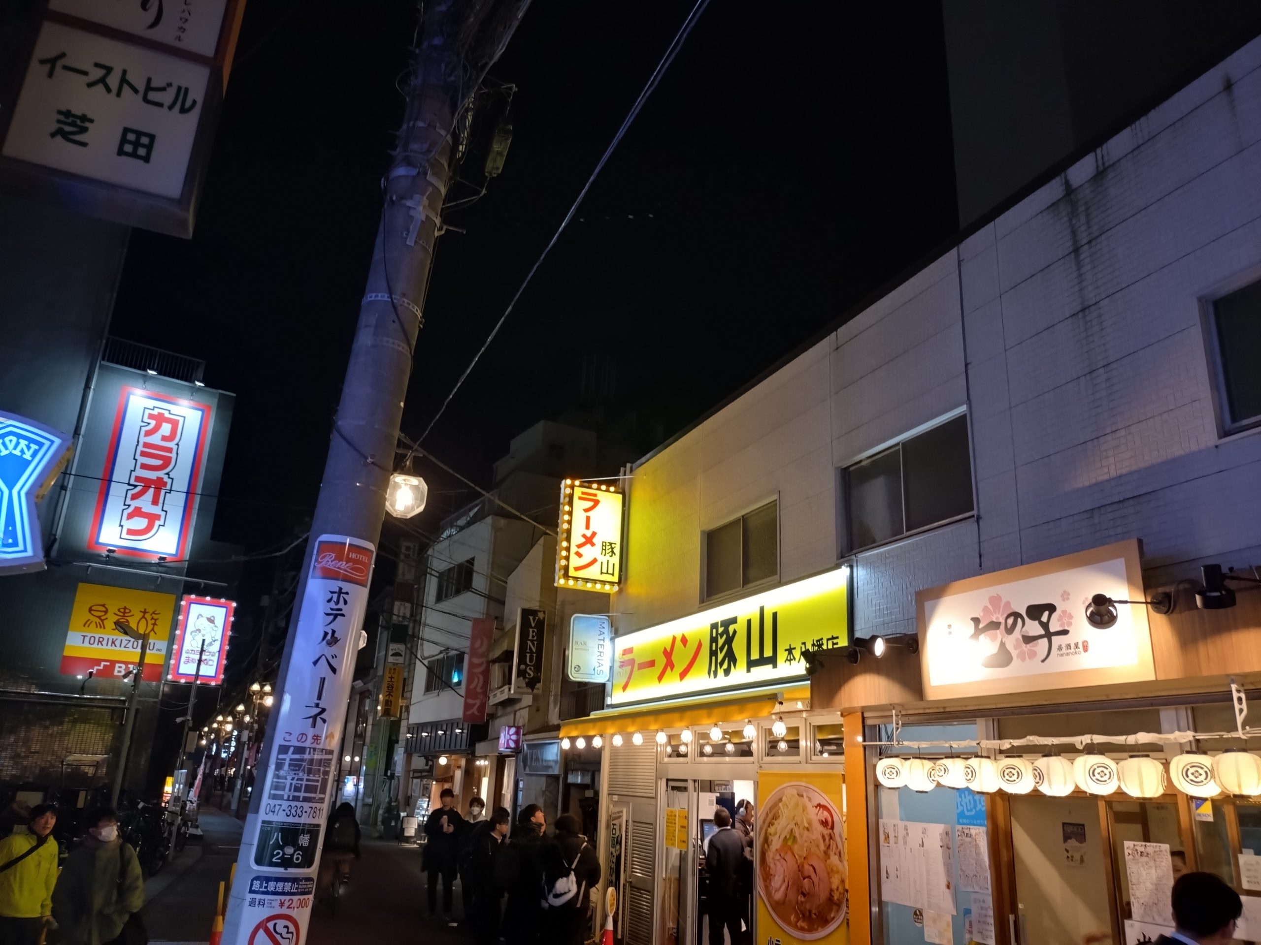 豚山本八幡店 外観と行列