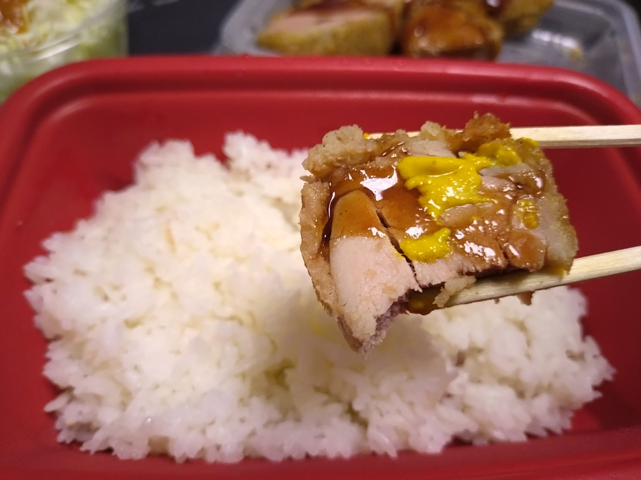 ご飯の上のヒレかつ