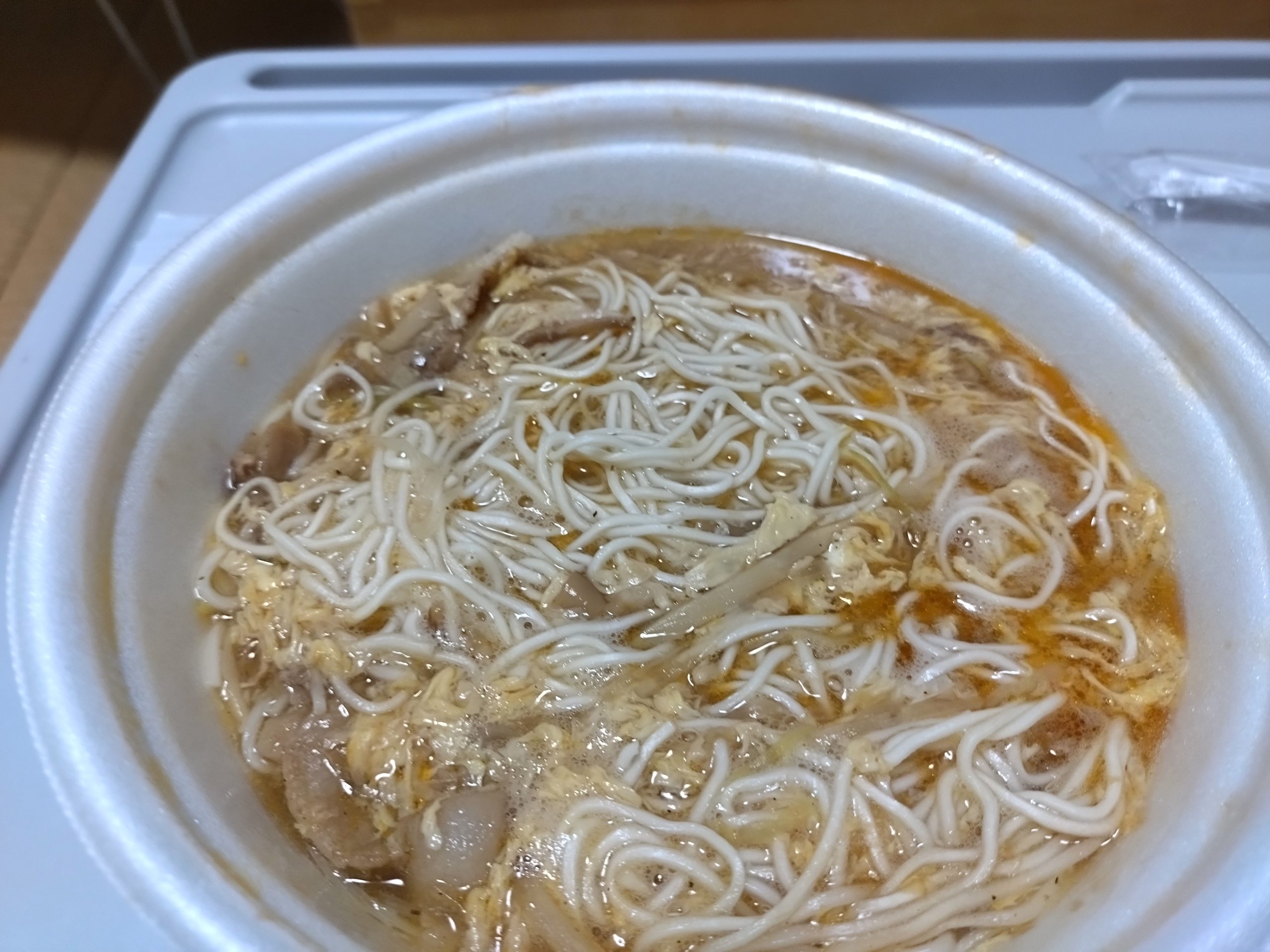 温めたスーラータンメンをテーブルに置いた状態