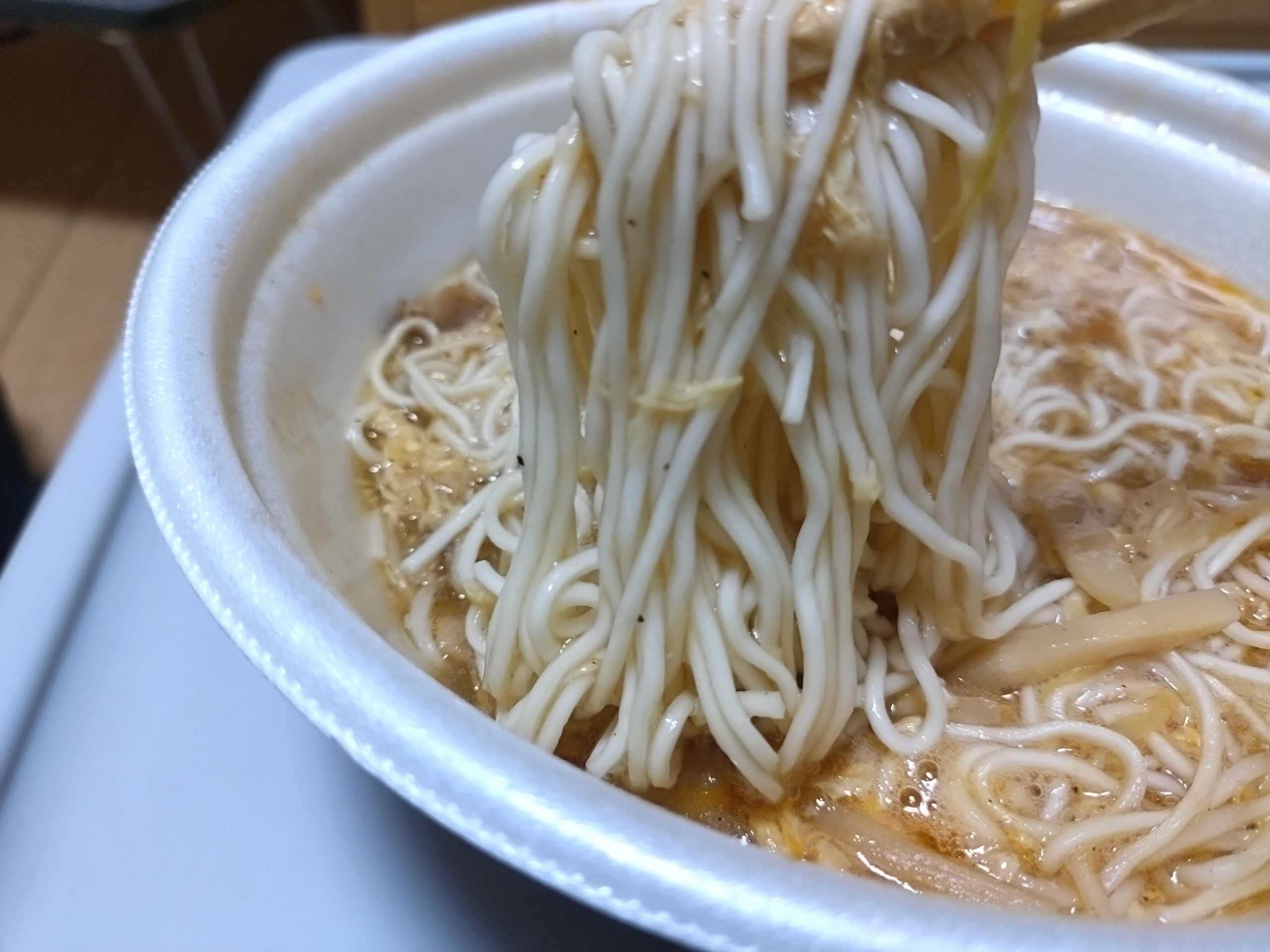 箸上げした細麺の様子