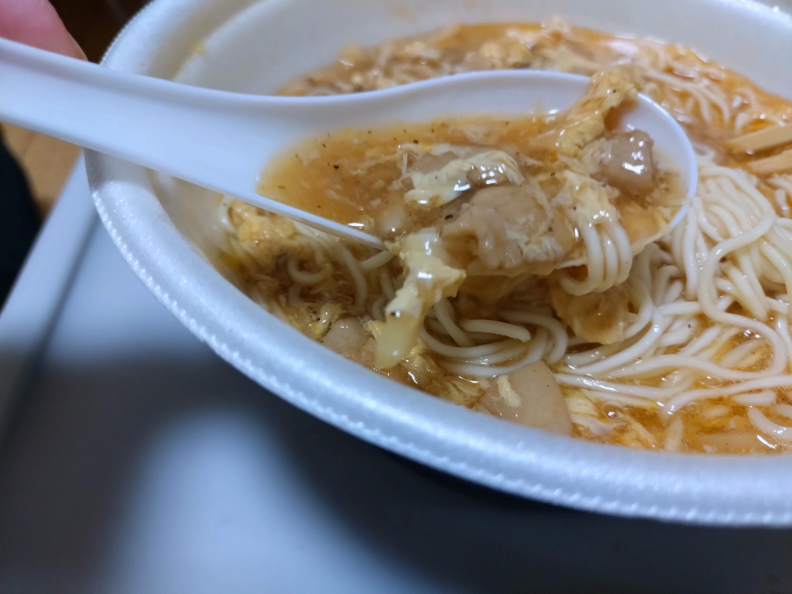 レンゲですくったスープのとろみ