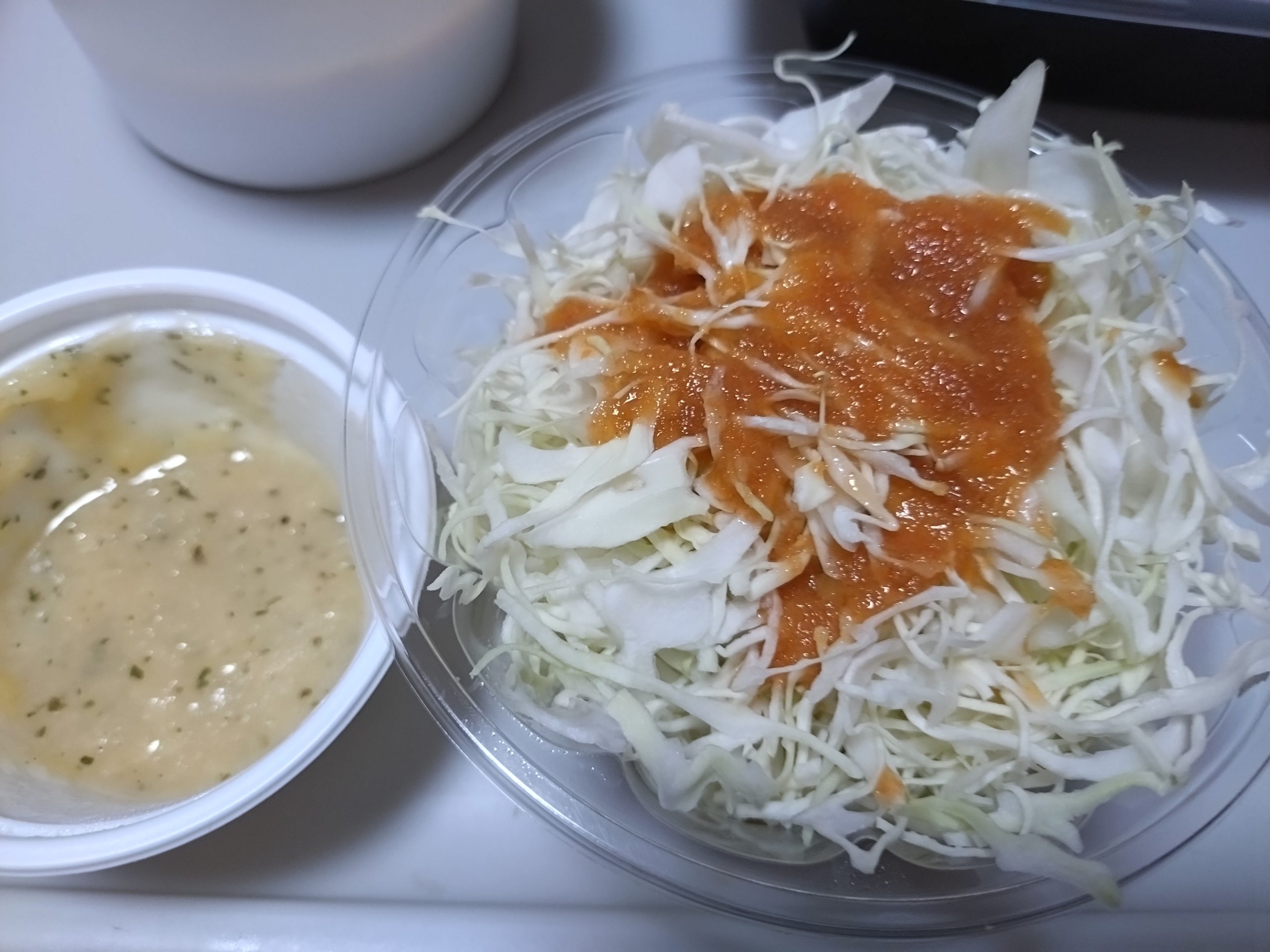 松のやのキャベツに人参ドレッシングをかけた写真