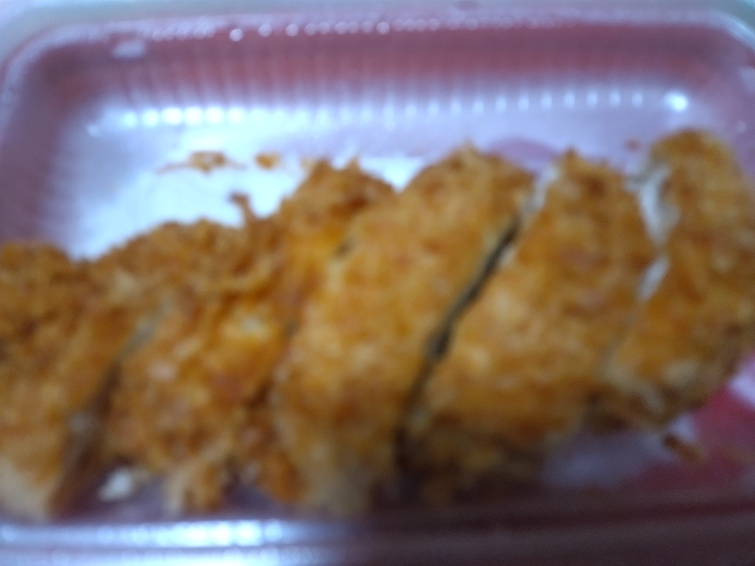 松のやの肉厚チキンムネかつをテイクアウト容器で撮影した写真