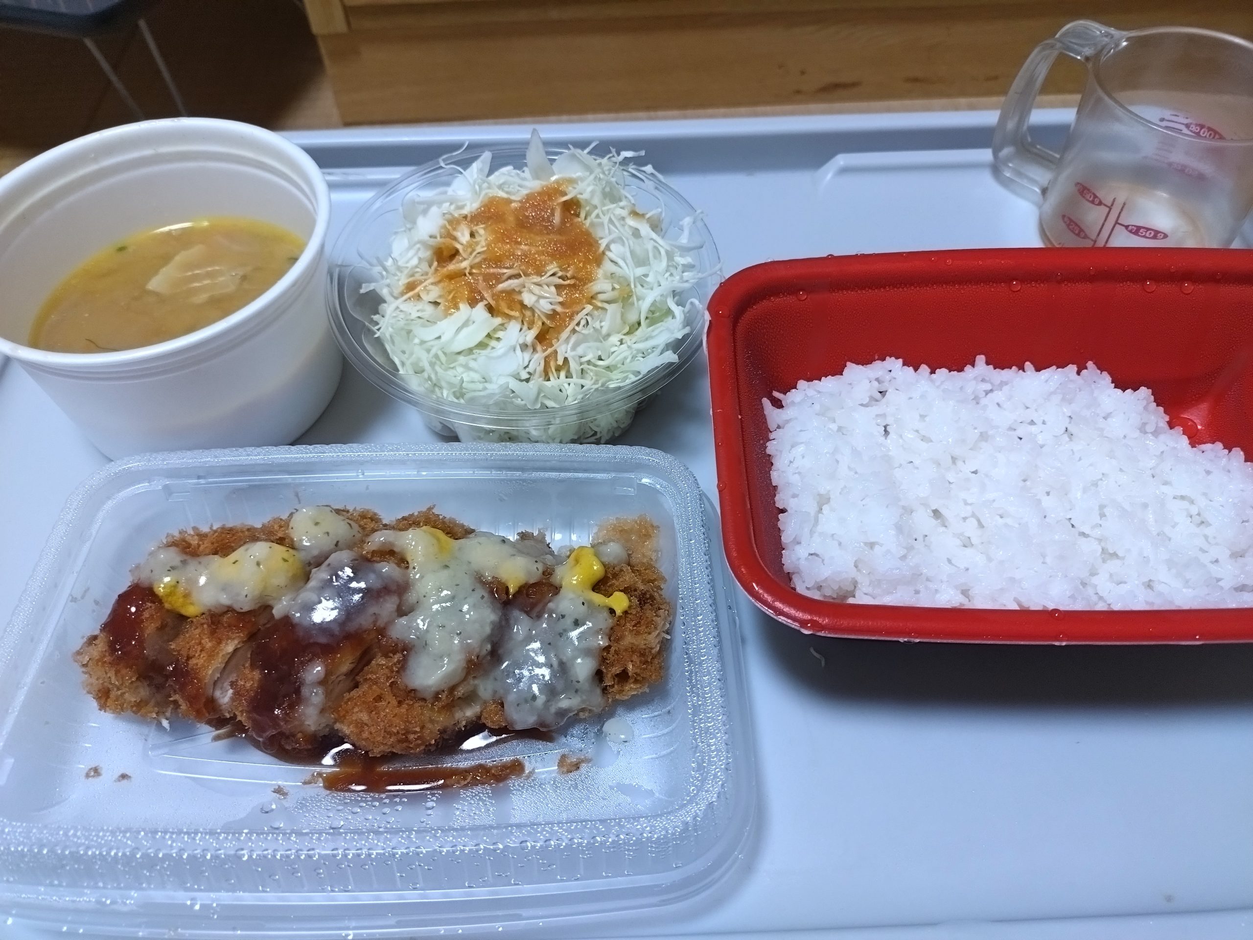 松のやの肉厚チキンムネかつ定食をテイクアウトで食べる直前に並べた全体写真