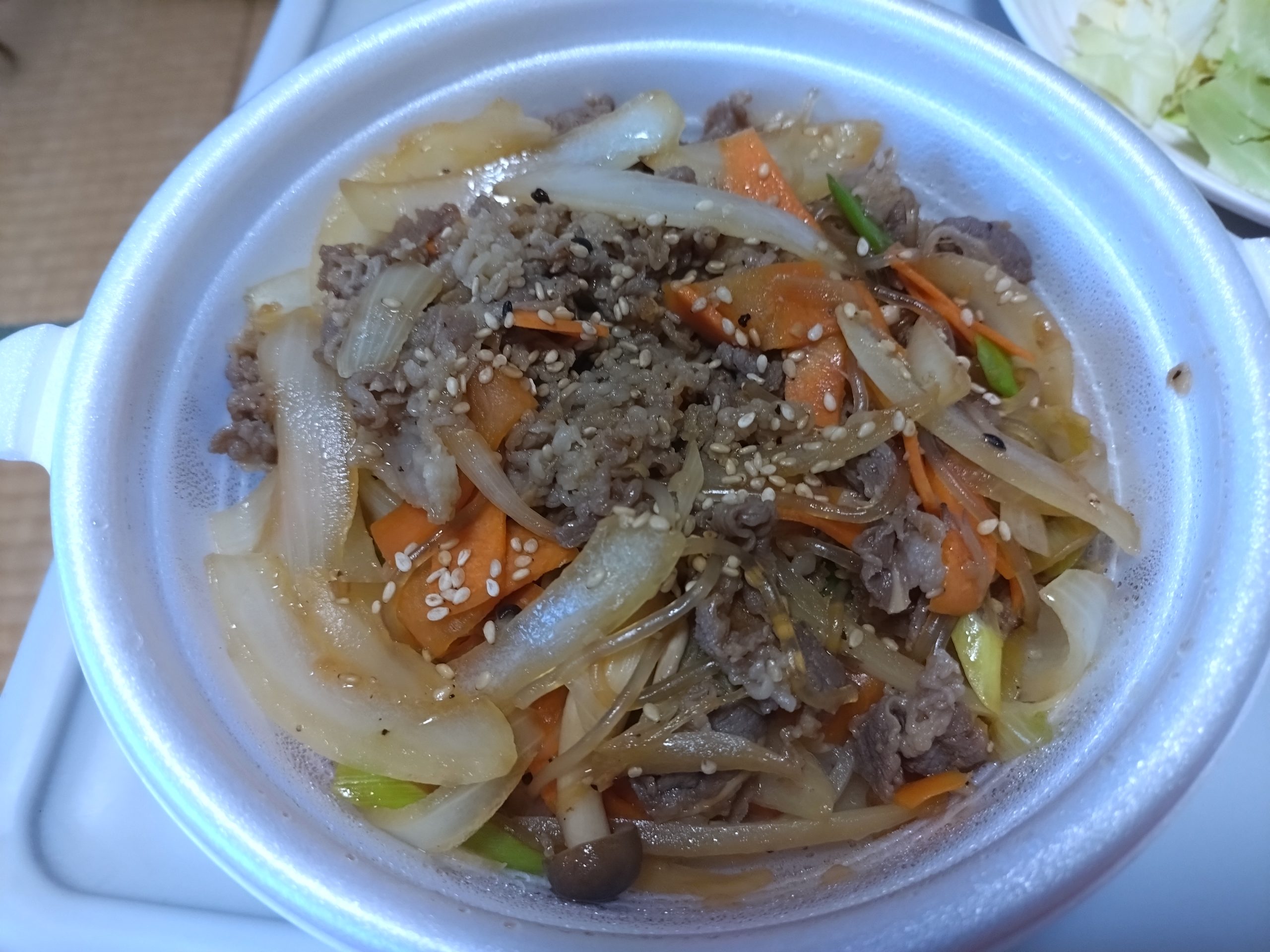 プルコギ丼のフタを開けた直後の状態