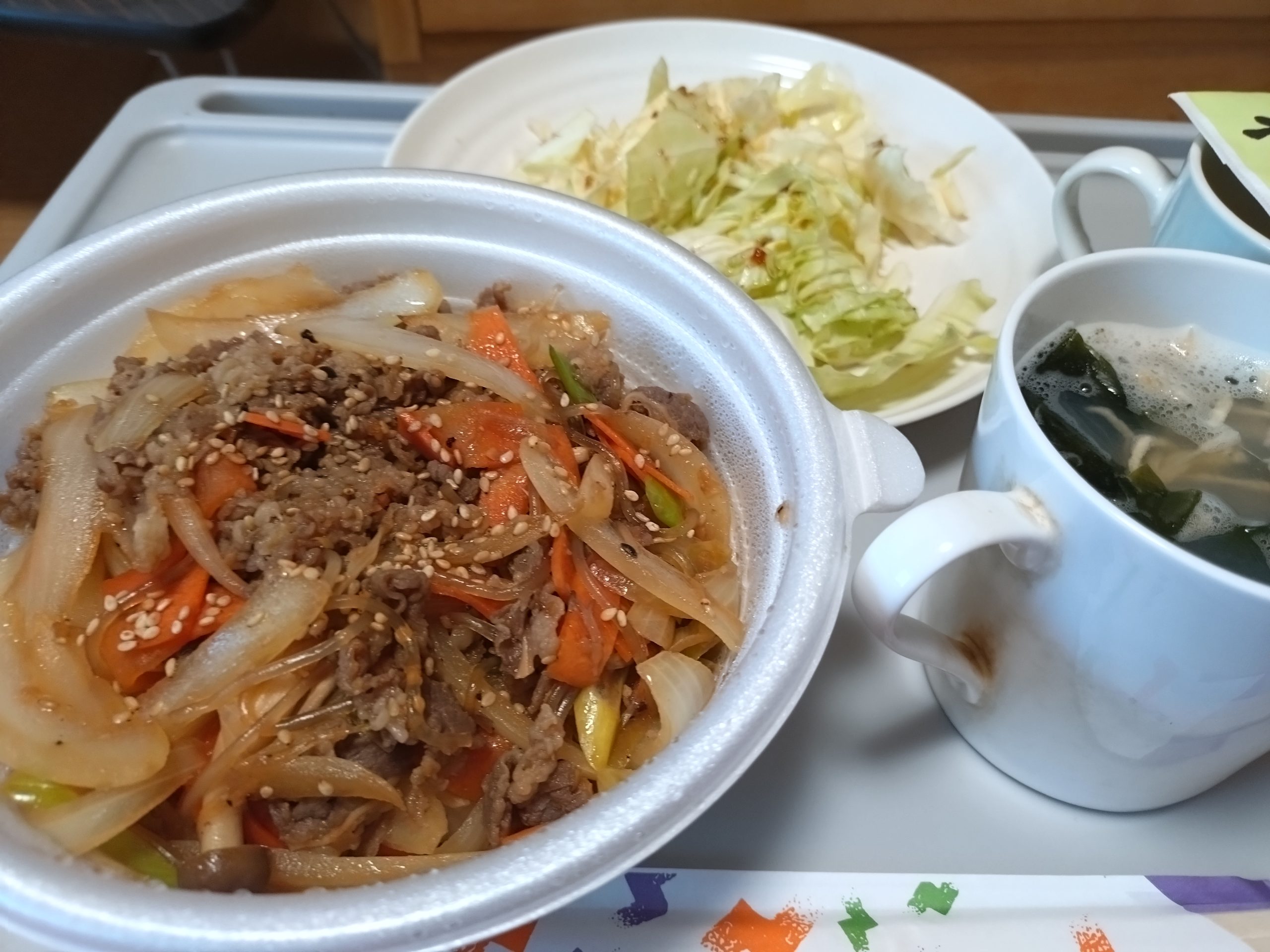 プルコギ丼とキャベツ、味噌汁、お茶を並べた食卓の全景