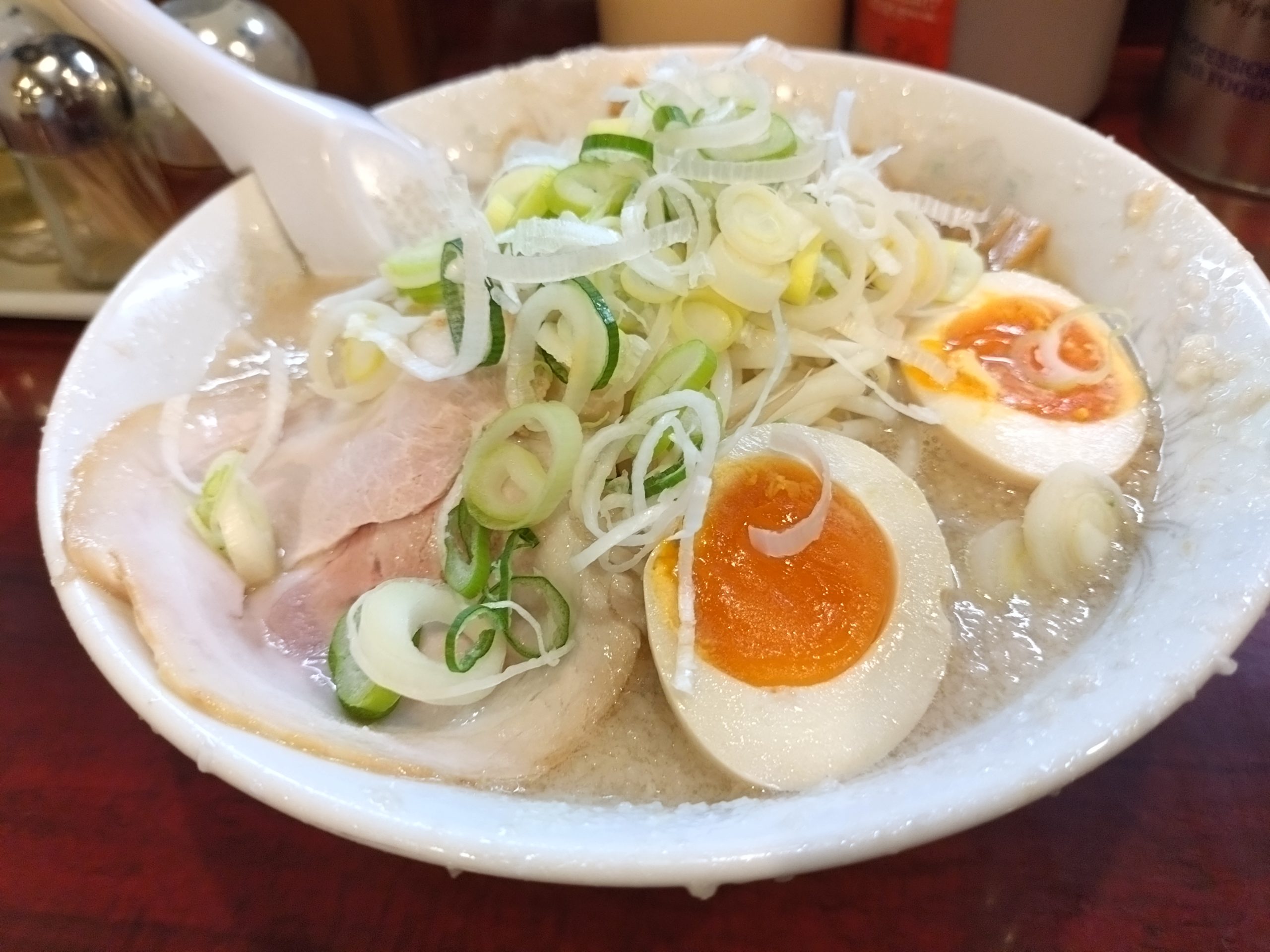 醤油味玉子ラーメン(背脂たっぷり) 醤油味玉子ラーメン。背脂がたっぷり浮いたスープと麺が見える