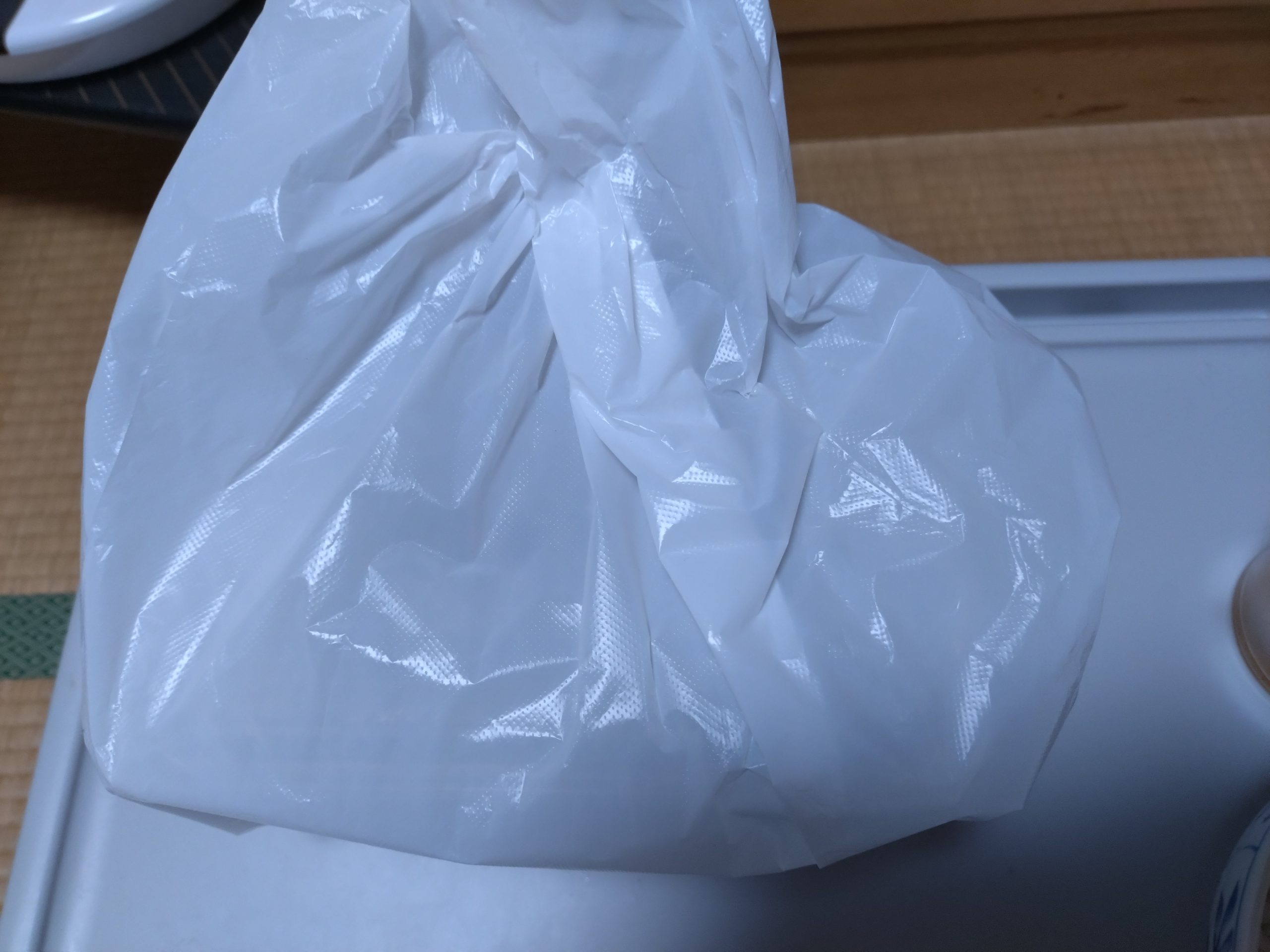 menuで届いた焼き鳥デリバリーの袋（配達直後）