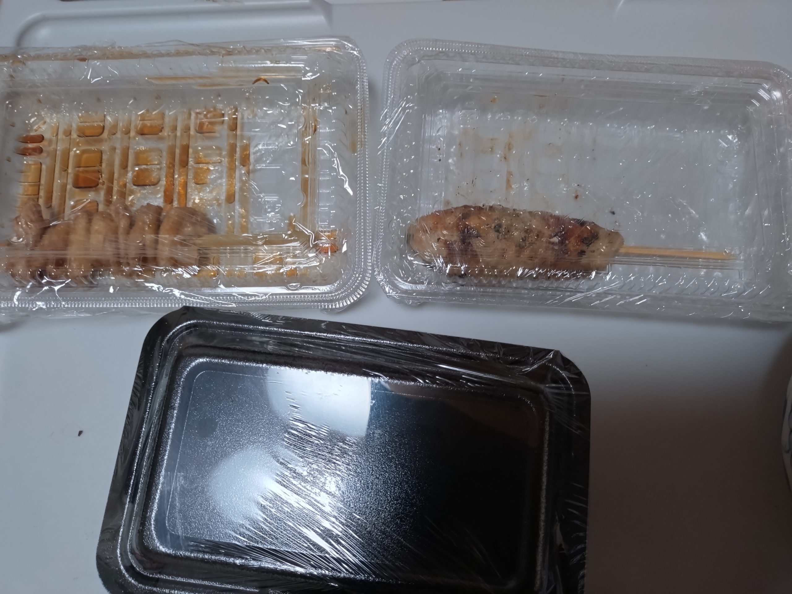 配達直後の全体写真（フタあり）焼き鳥3品が揃った状態