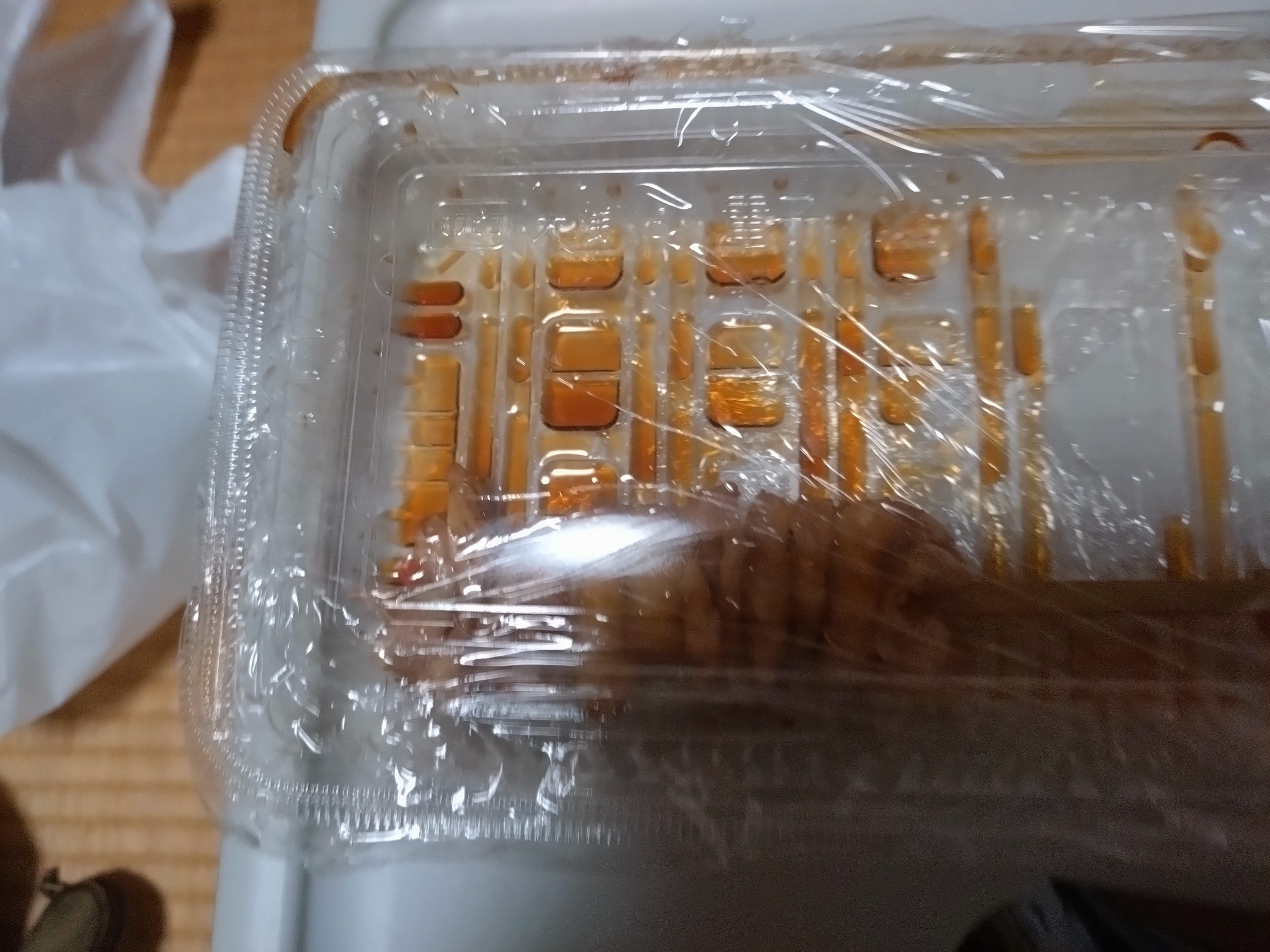 配達直後の容器（フタあり）サランラップで密封されている様子