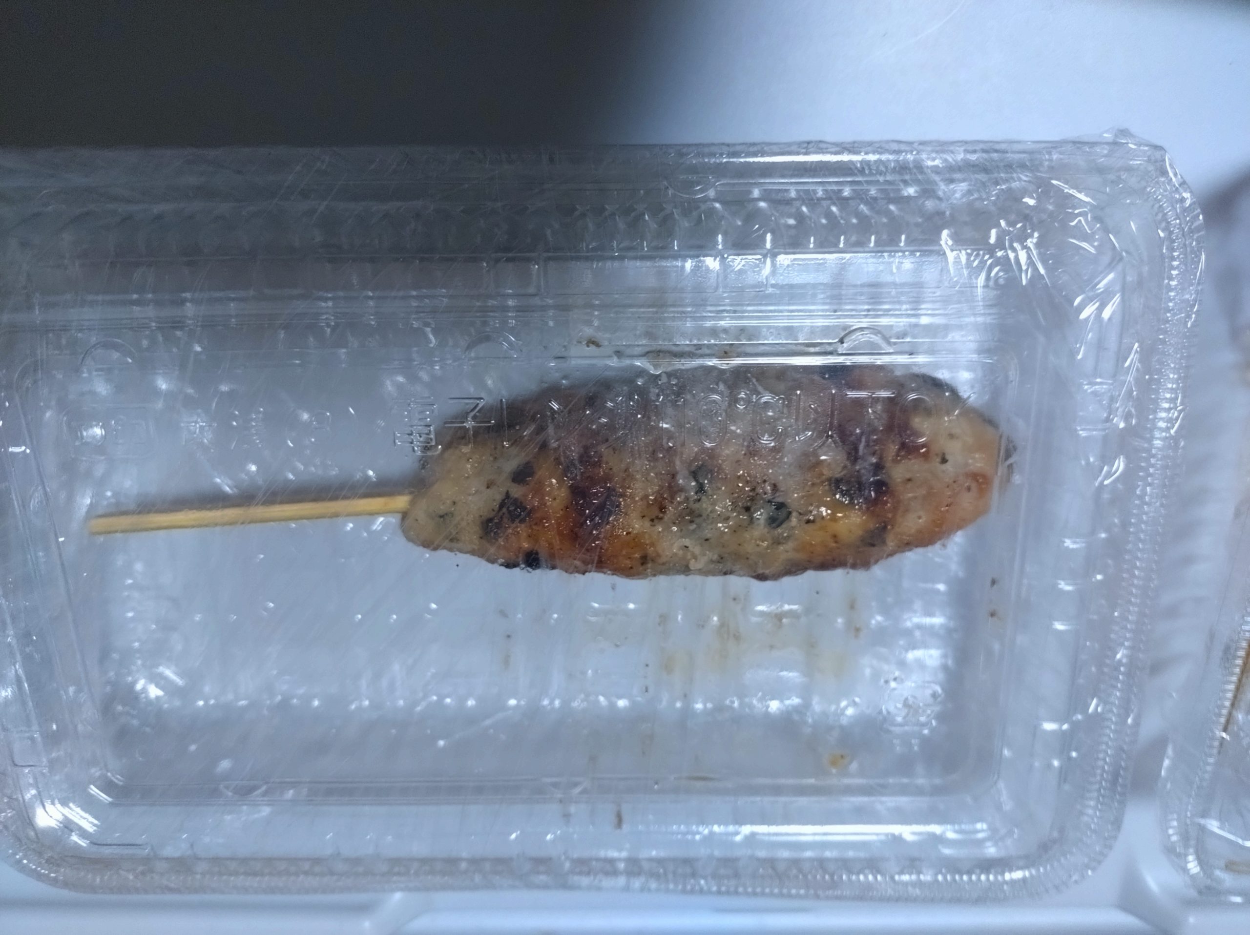 配達直後の容器（フタあり）サランラップでぐるぐる巻きにされている状態