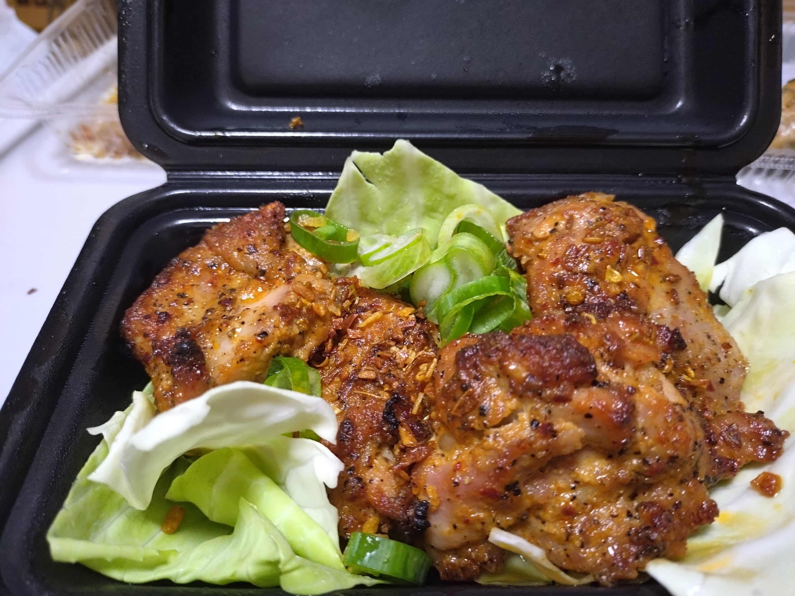 鶏もも肉のガーリックスパイス焼き（フタを開けた直後）